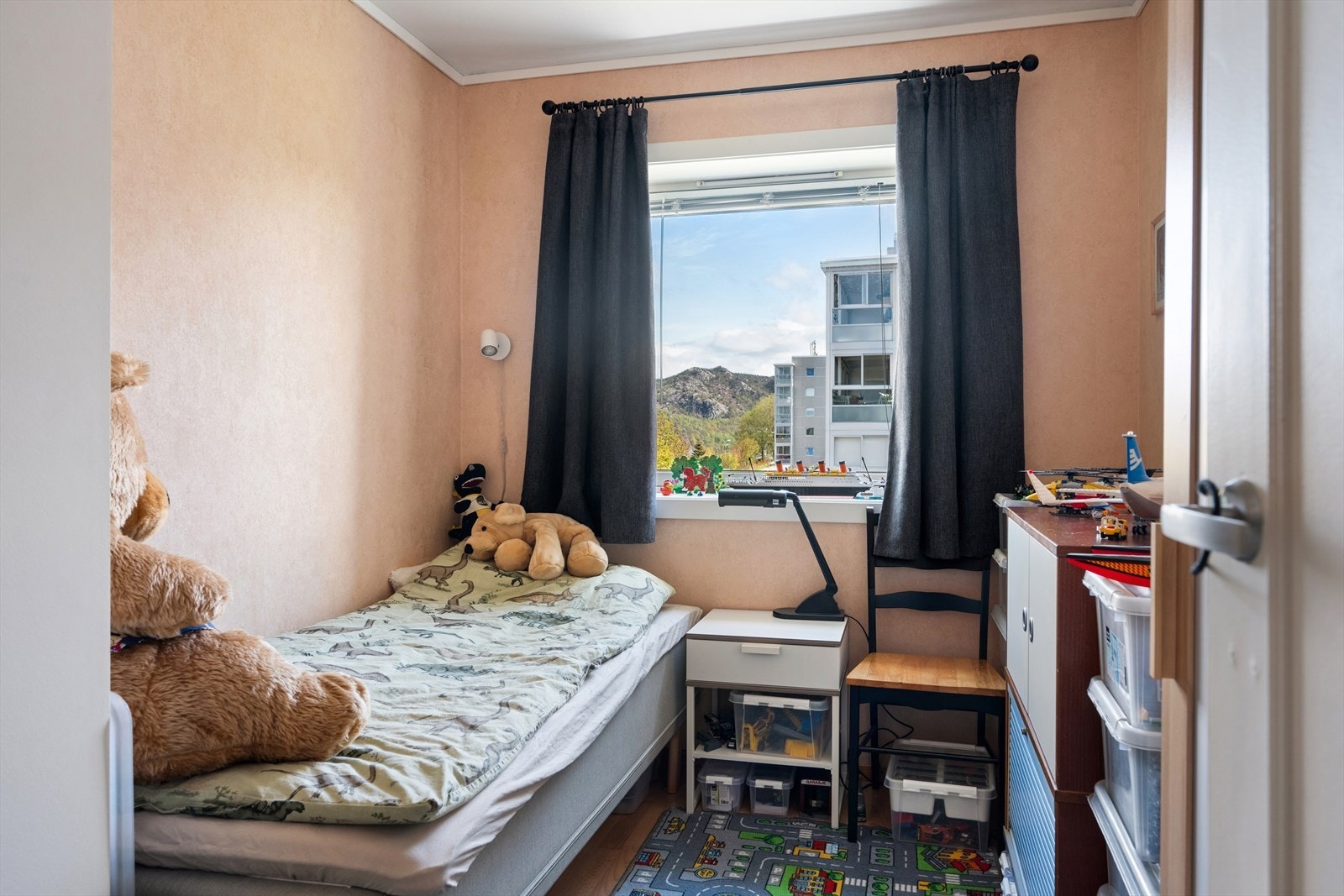 Det andre soverommet er noe mindre, men passer ypperlig som barnerom, gjesterom, kontor eller lignende. Galleribilde