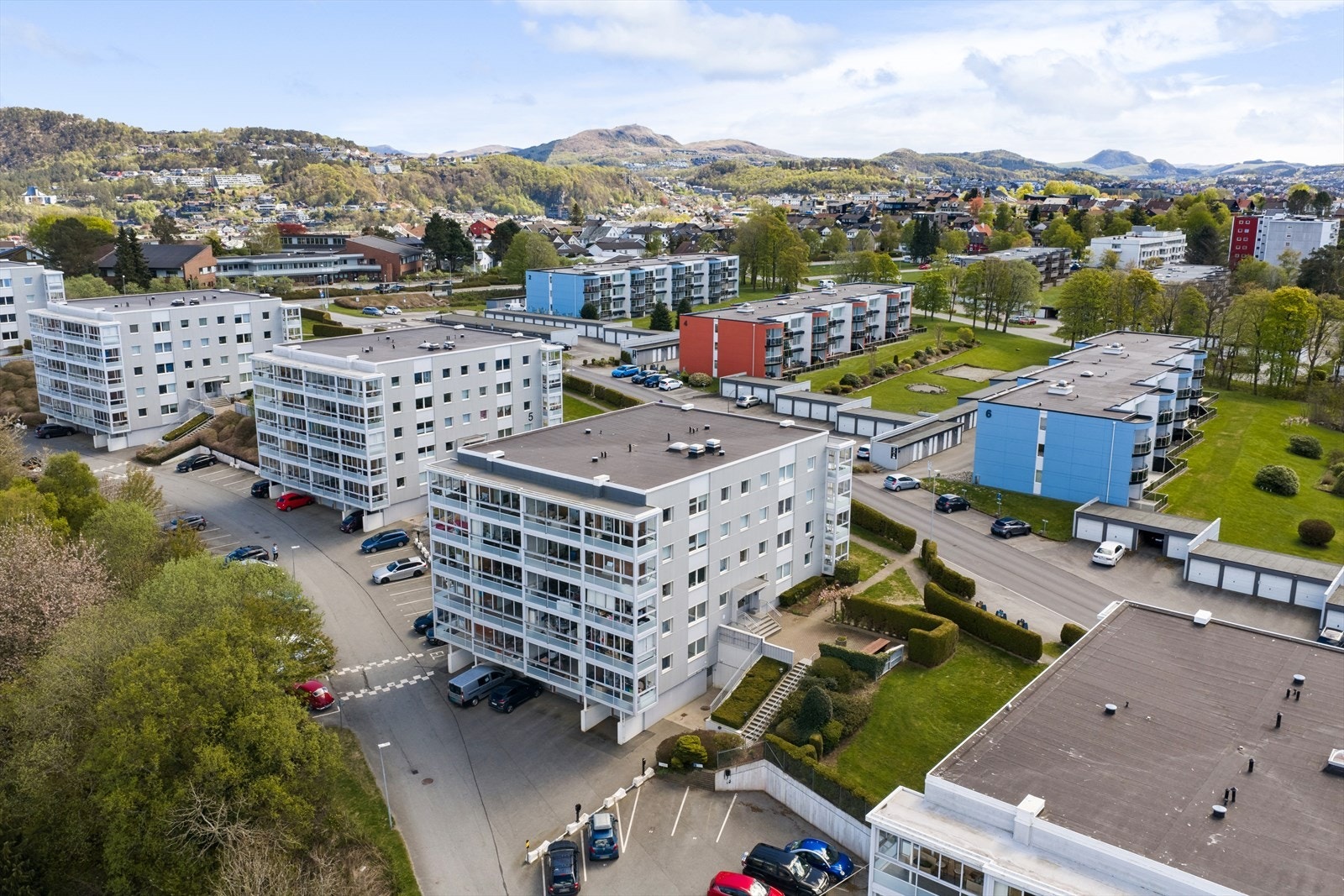 Leiligheten har tilhørende garasje. I tillegg er det godt med gjesteparkering i borettslaget. Galleribilde