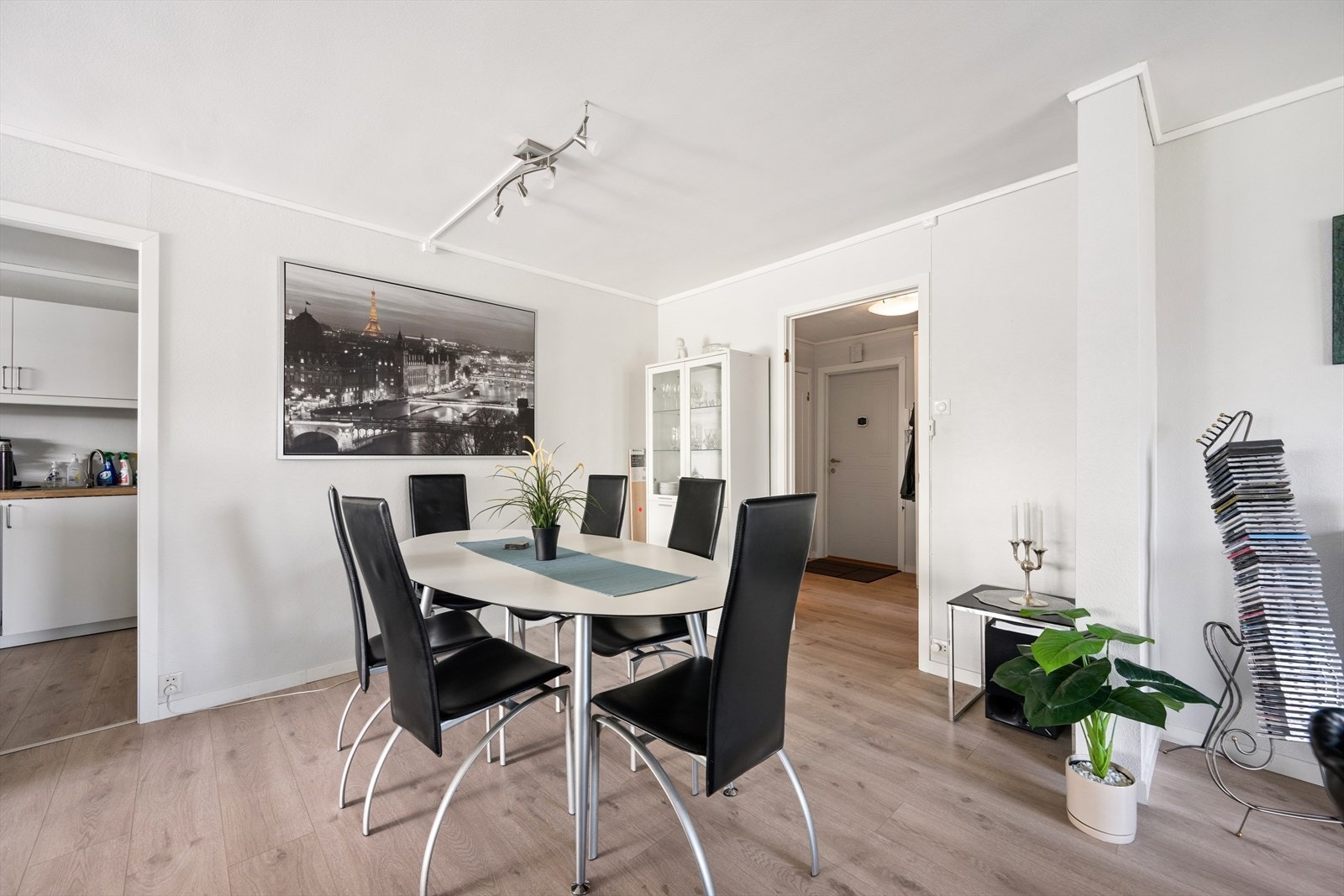 Lys, enstavs laminat og lysmalte flater er gjennomgående og gir et moderne uttrykk. Galleribilde