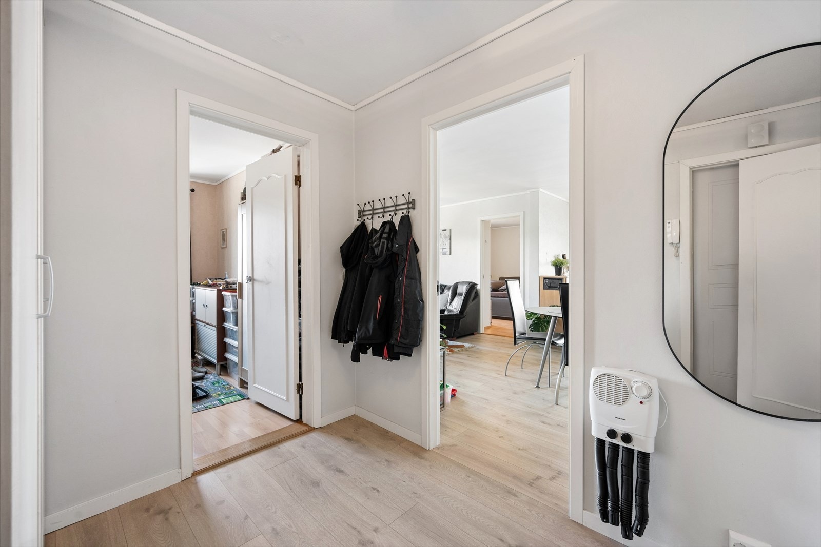 Man ønskes velkommen inn i en romslig gang som er praktisk innredet med stor garderobe som gir god lagringsplass for yttertøy og sko. Galleribilde