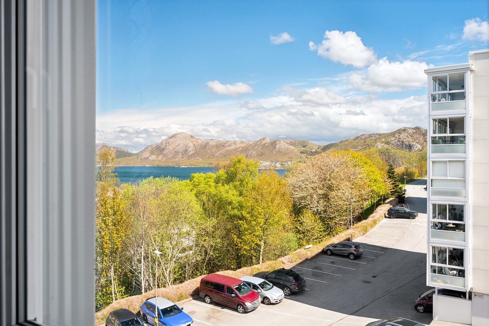 Fra stuen og balkongen har man flott utsikt mot Gandsfjorden og byfjellene. Galleribilde