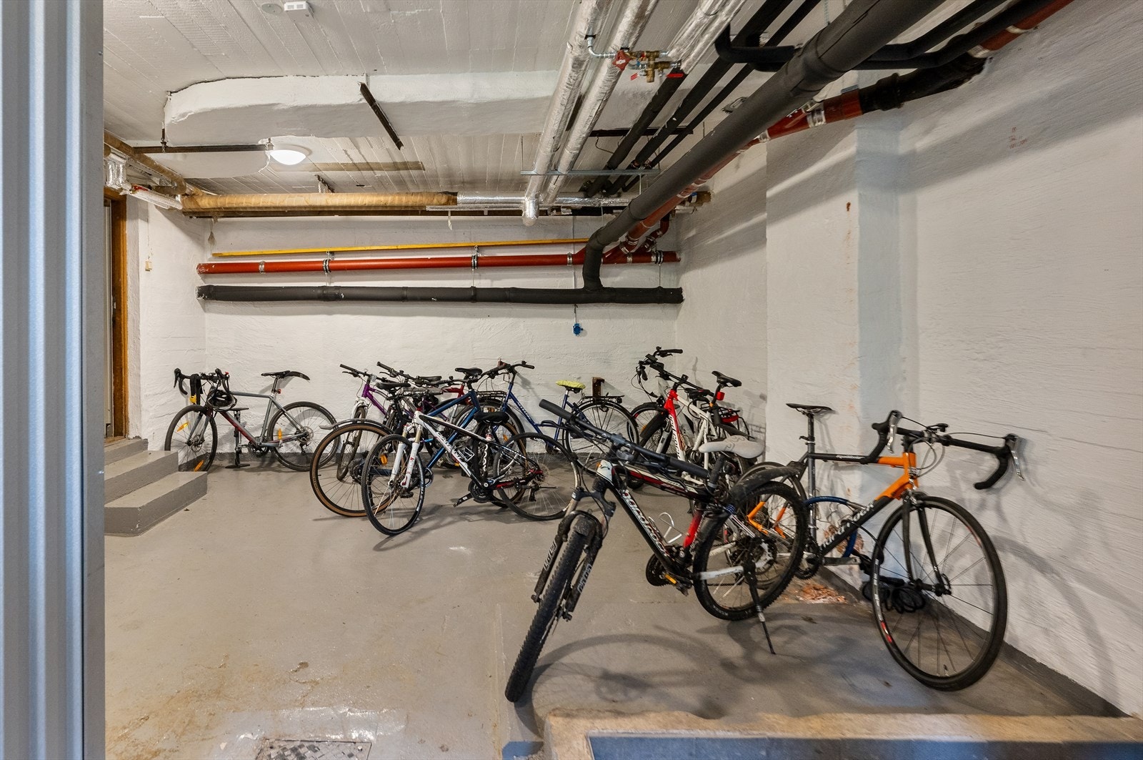 Det er både felles sykkelbod og vaskeri for beboere. Galleribilde