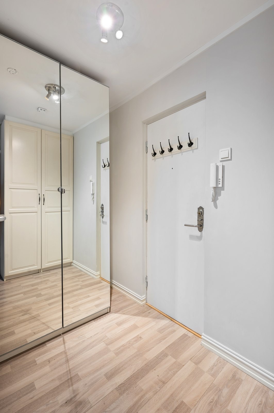 Innbydende entré med plass til å henge fra seg yttertøy i to garderobeskap. Galleribilde