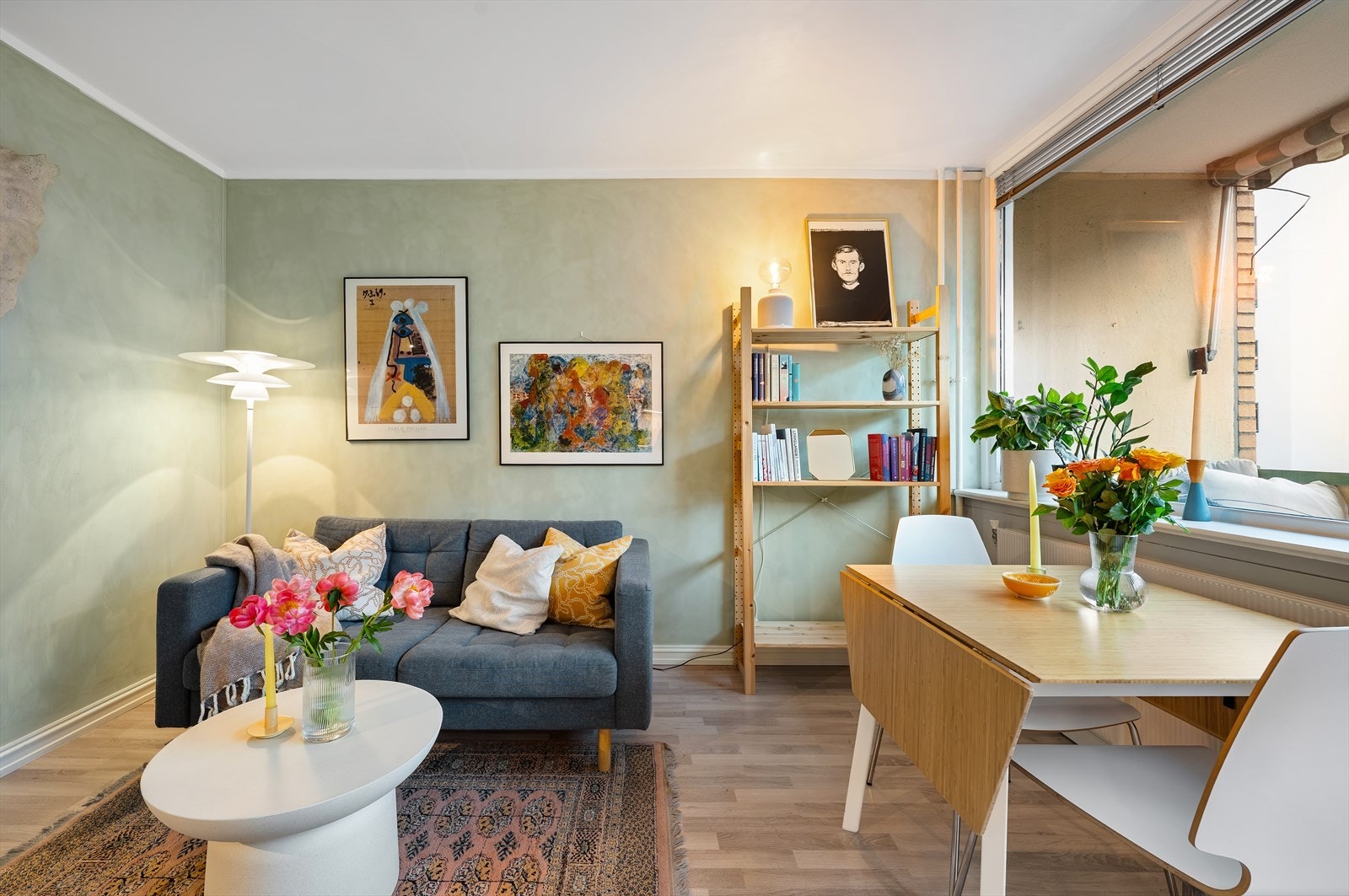 Her er det plass til både sofa og spisebord. Galleribilde