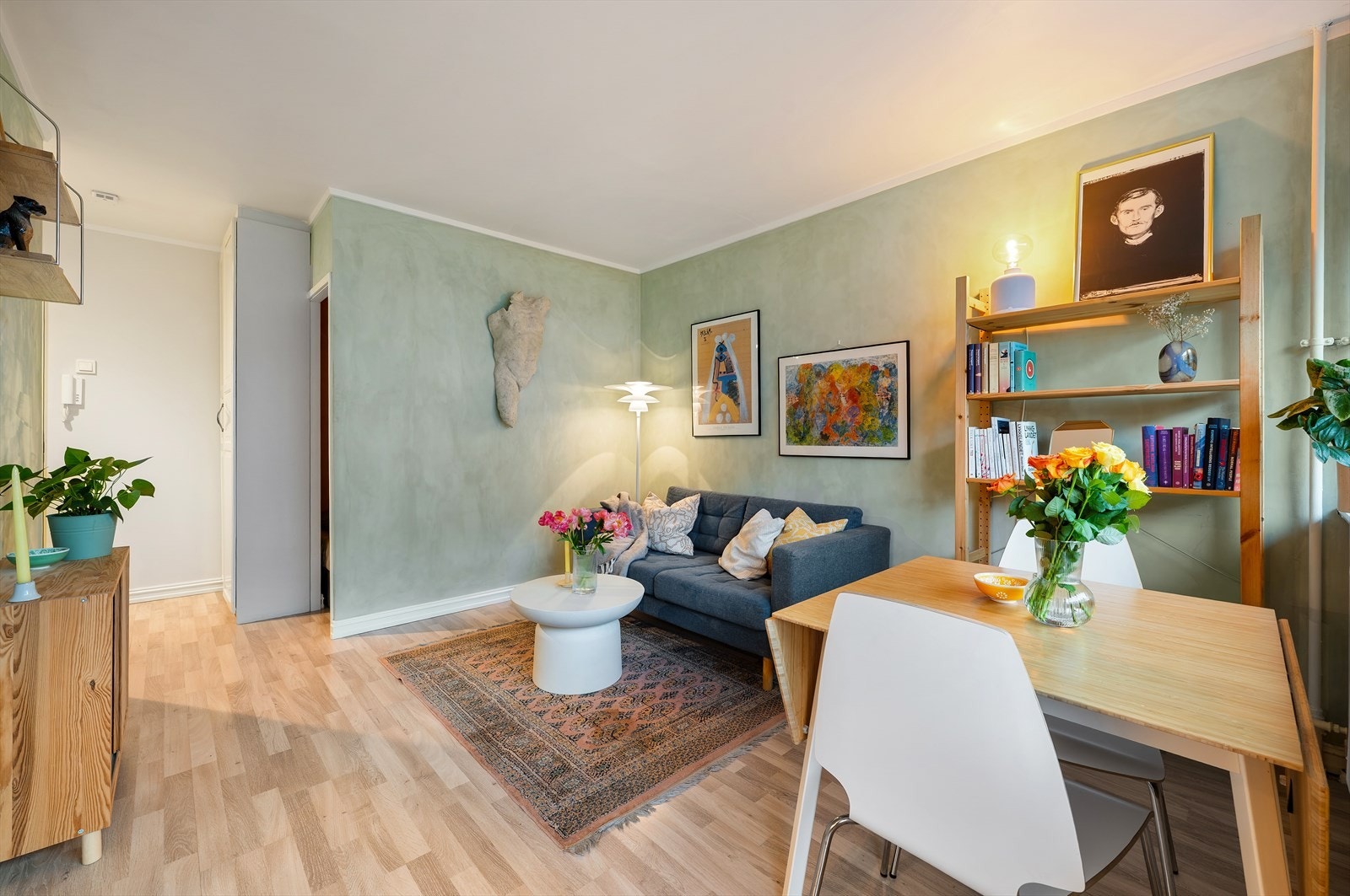 Dette er en en lys og pen 1-roms endeleilighet med sovealkove. Galleribilde