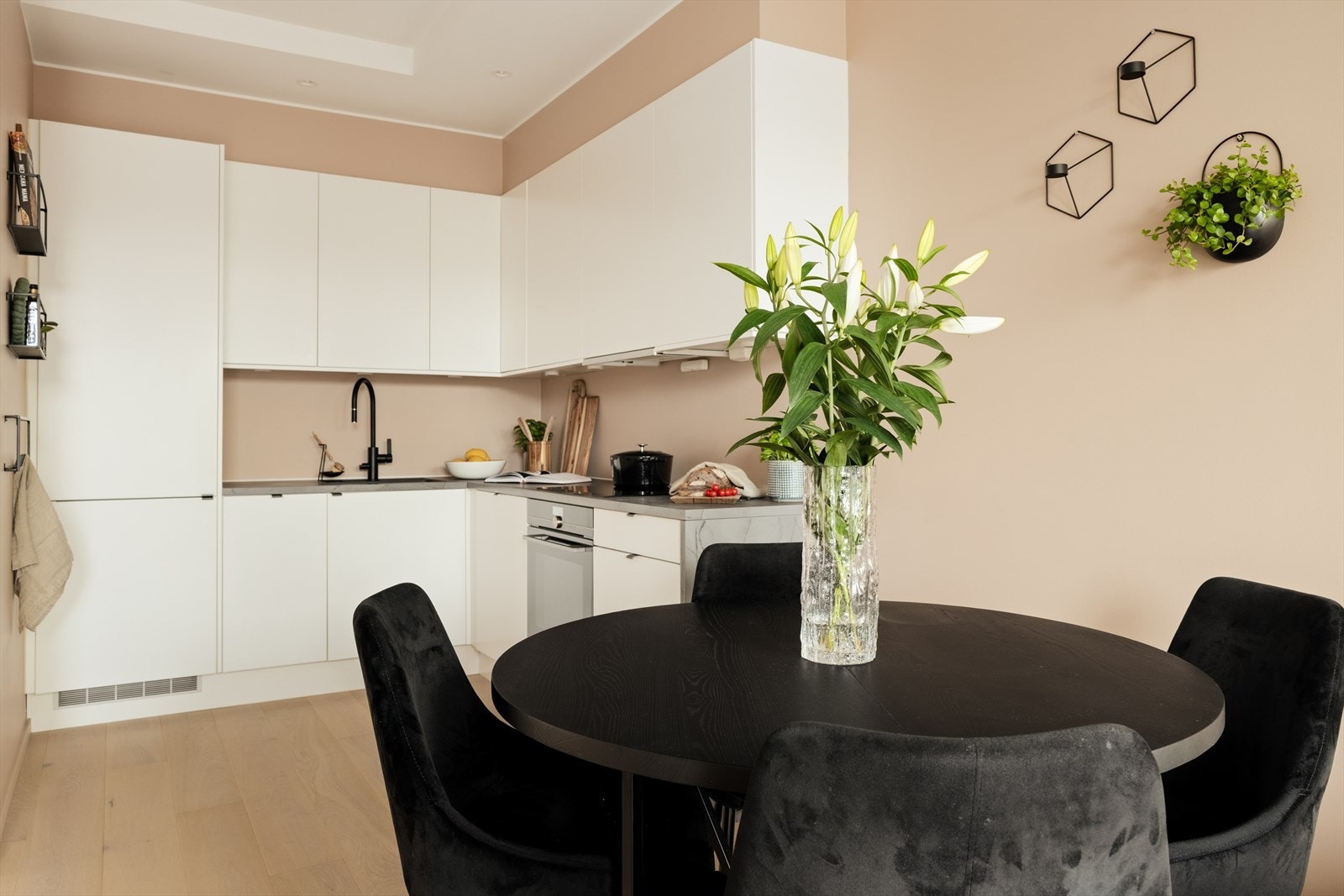 Det er god plass til å innrede med spisebord. Galleribilde