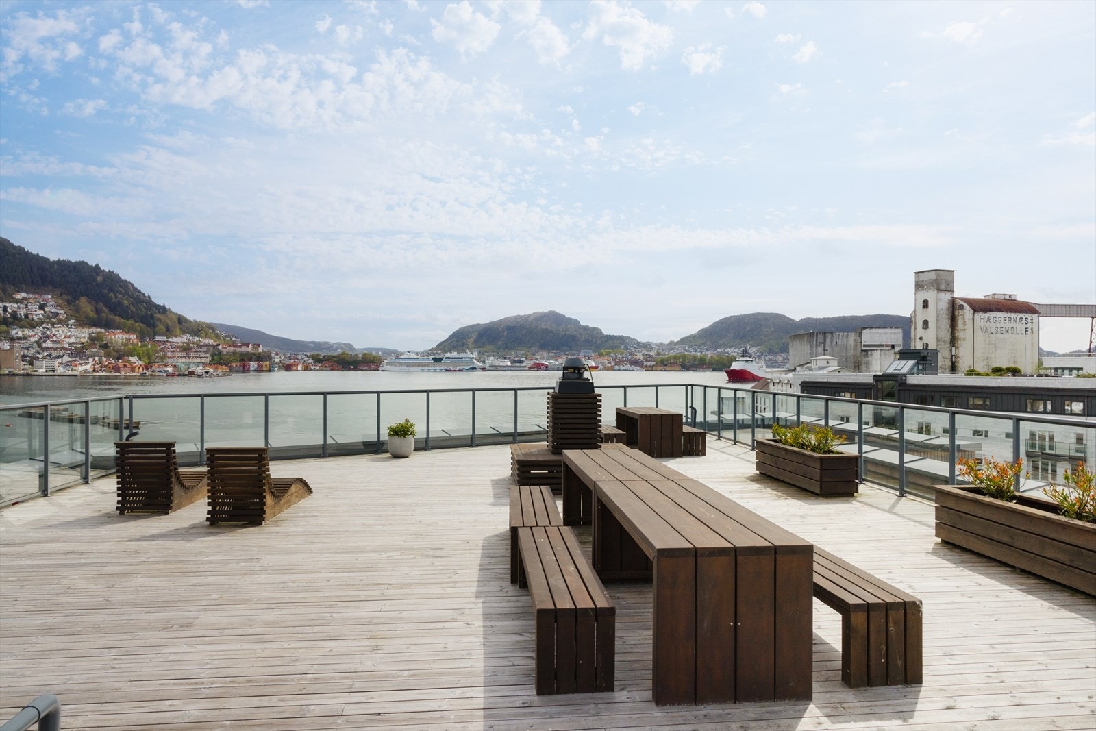 Sameiet har en stor, felles takterrasse med flott utsikt over innseilingen til Bergen. Galleribilde