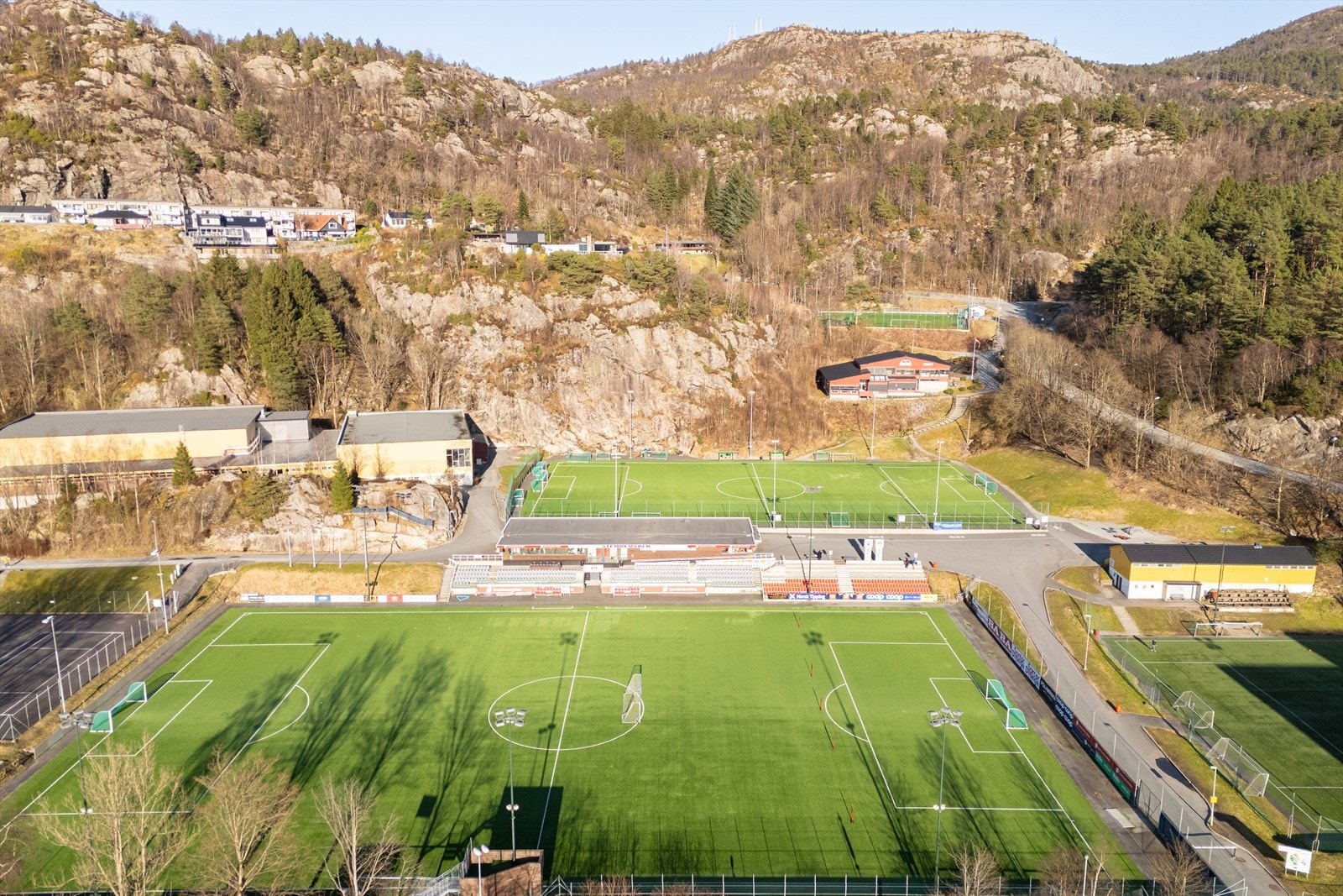 Kort vei til Stemmemyren idrettsanlegg med fotballbaner og andre aktiviteter. Galleribilde