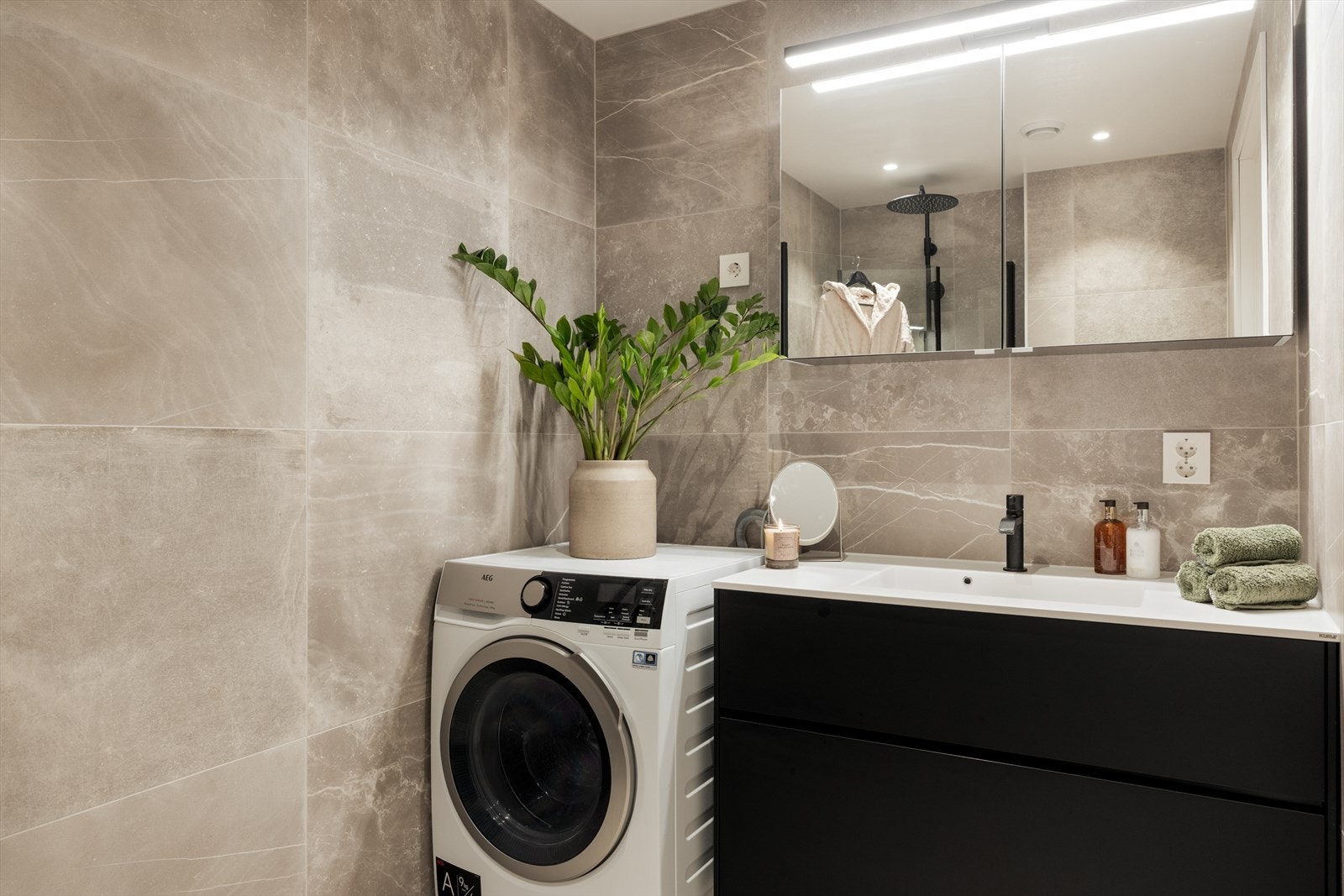 Badet på 4,2 kvm er et delikat og flislagt bad, med elektriske varmekabler i gulvet. Galleribilde