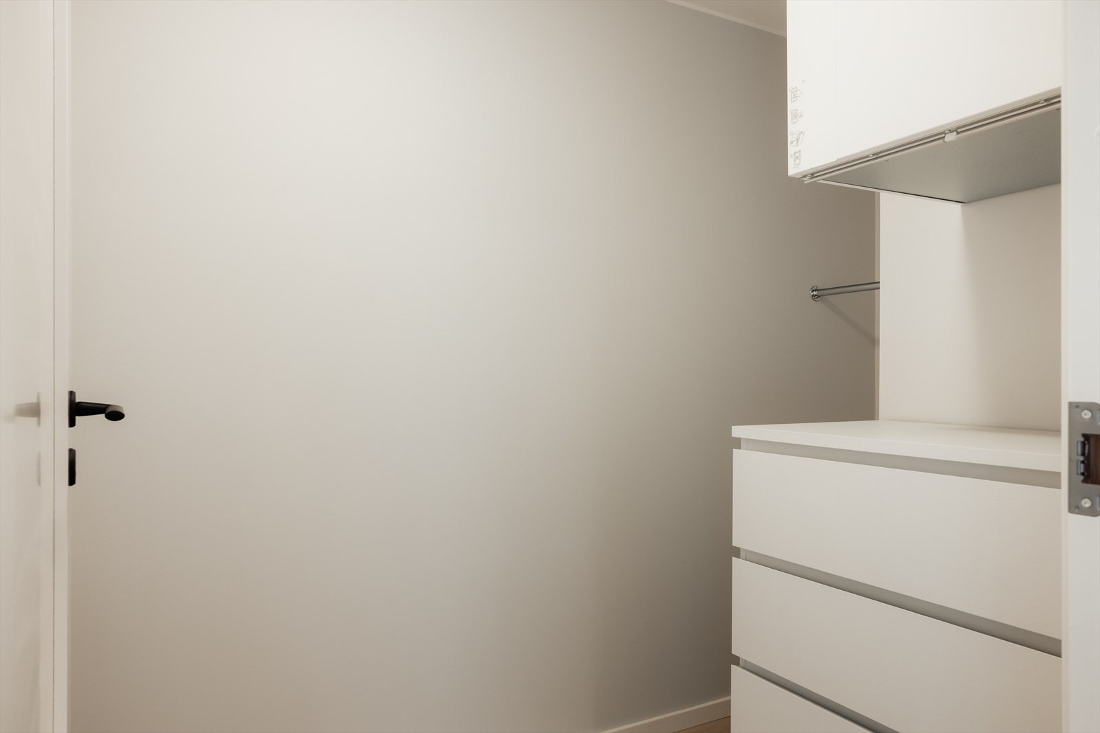 Ved entreen er det et teknisk rom på 3,2 kvm. Her er det aggregat for balansert ventilasjon. Anlegget hadde service i 2024. Det er for øvrig god plass til oppbevaring her. Galleribilde