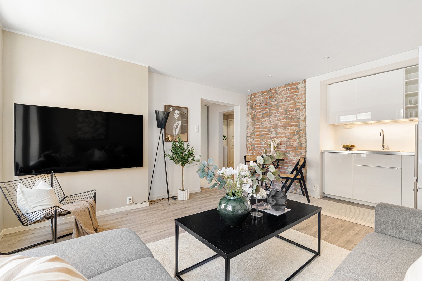 Delikat stue med god plass til flere sittegrupper og spisebord. Galleribilde