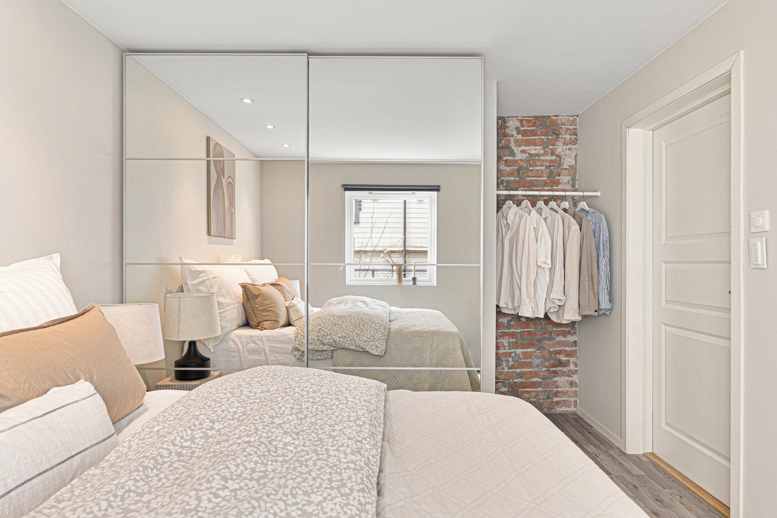 Soverommet er i fine fargetoner og downlights i tak. Galleribilde