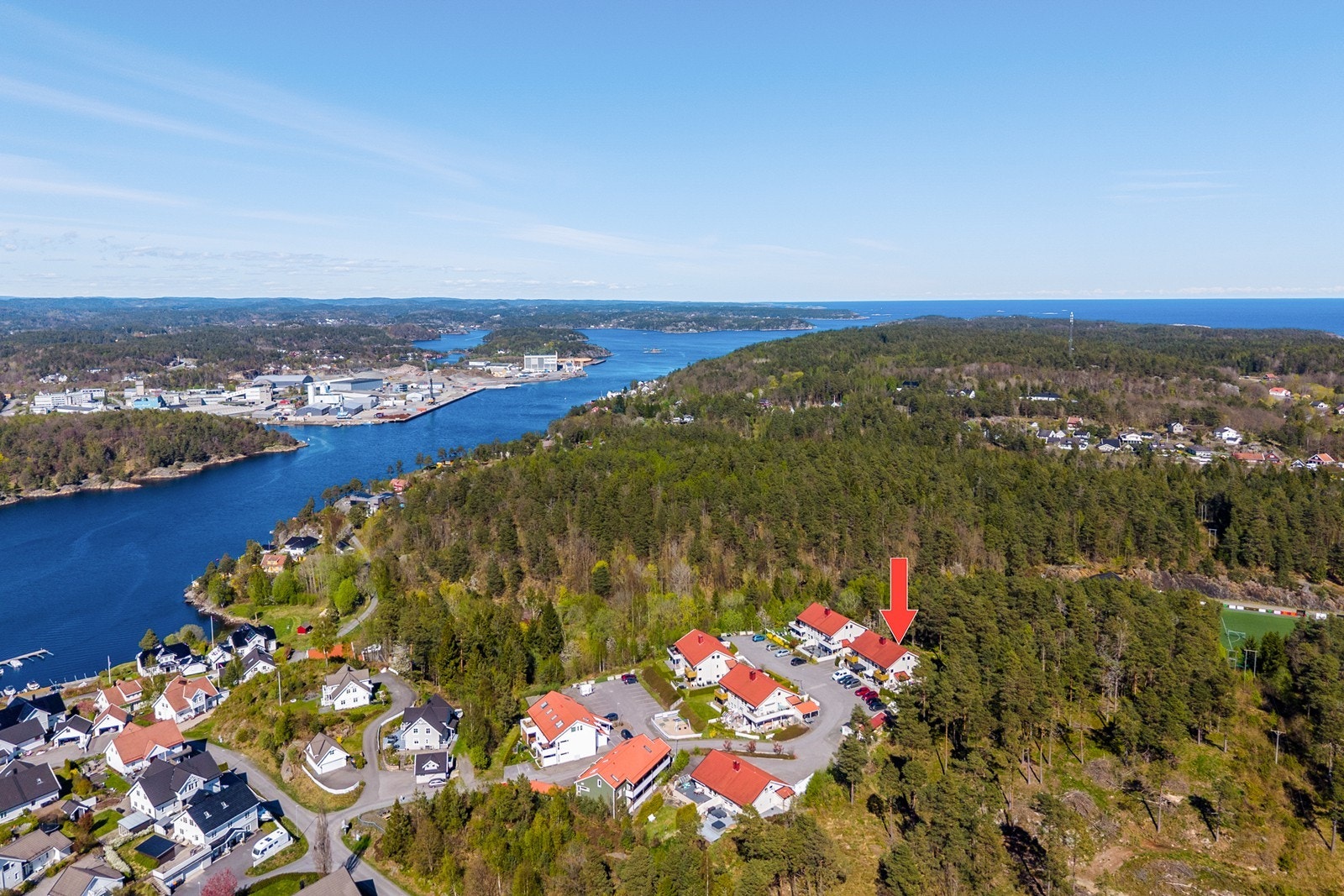 Nydelig natur med lysløyper, turstier, og badeplasser - Dybdalsstranda med grillplass og volleyballbane er bare noen hundre meter unna Galleribilde