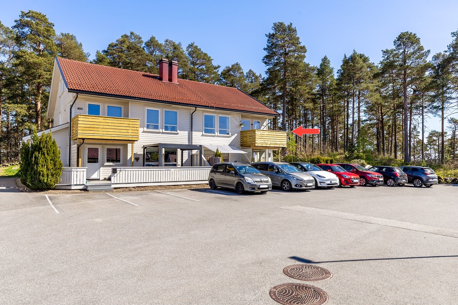 Boligen fremstår som meget velholdt med gode farge- og materialvalg Galleribilde