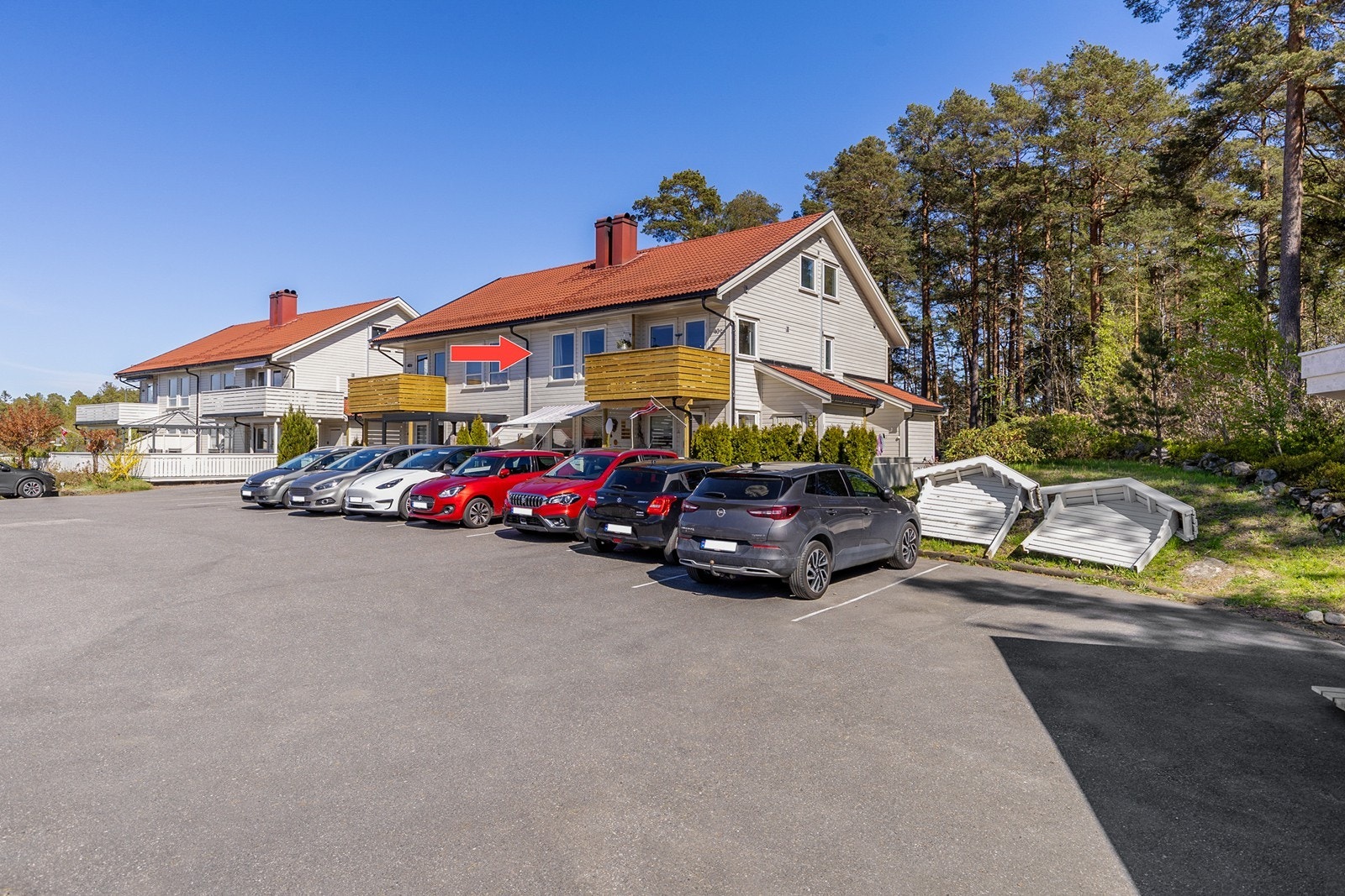 Store vindusflater gir rikelig med naturlig lys Galleribilde