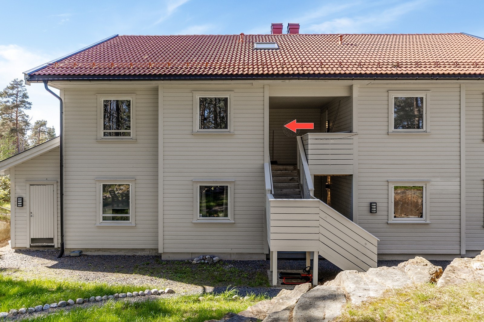 Lys, lettstelt, og innholdsrik leilighet over 2 etasjer, med solfylt balkong og god planløsning Galleribilde