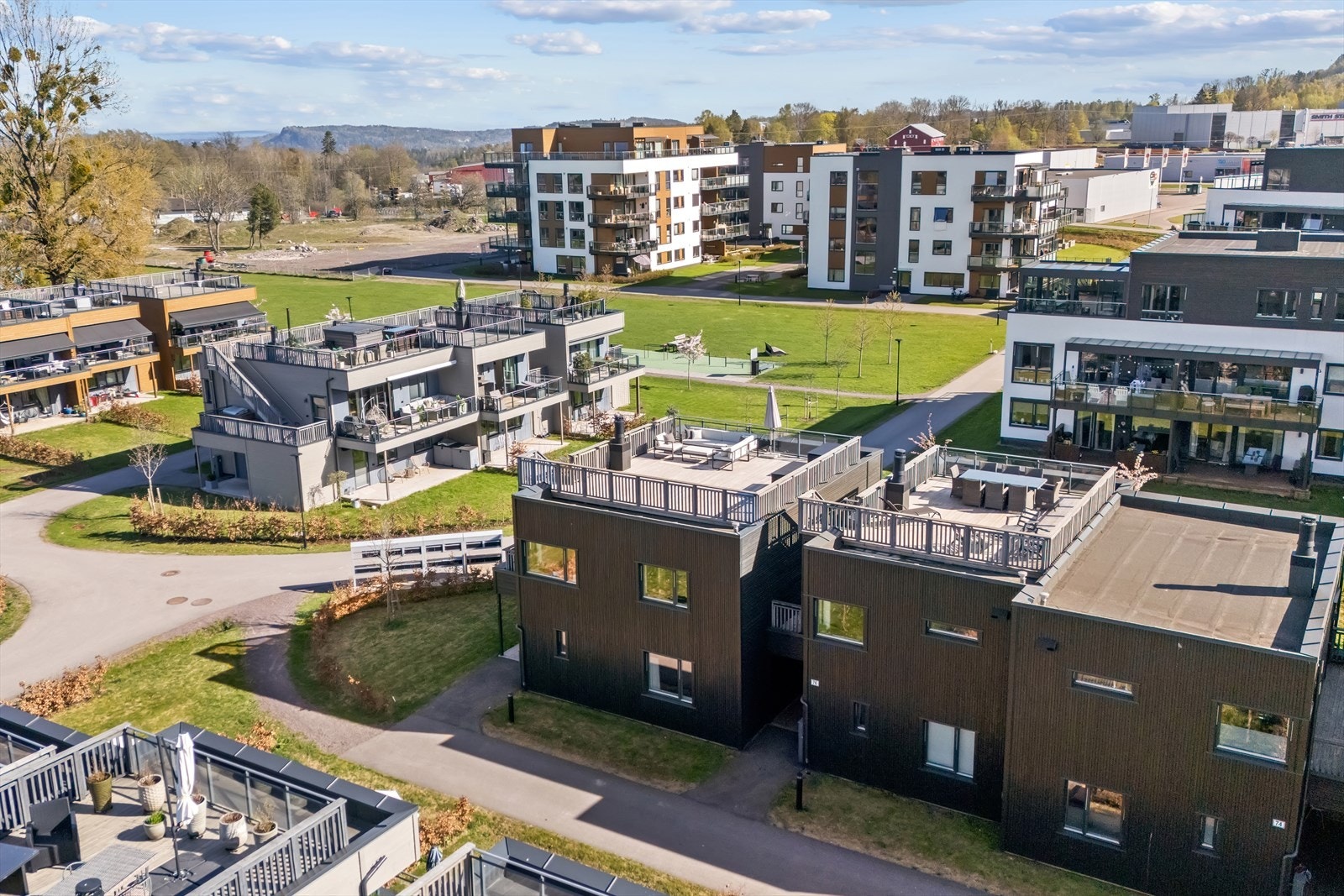 På toppen av huset ligger en stor og flott terrasse med svært gode sol- og utsiktsforhold. Galleribilde