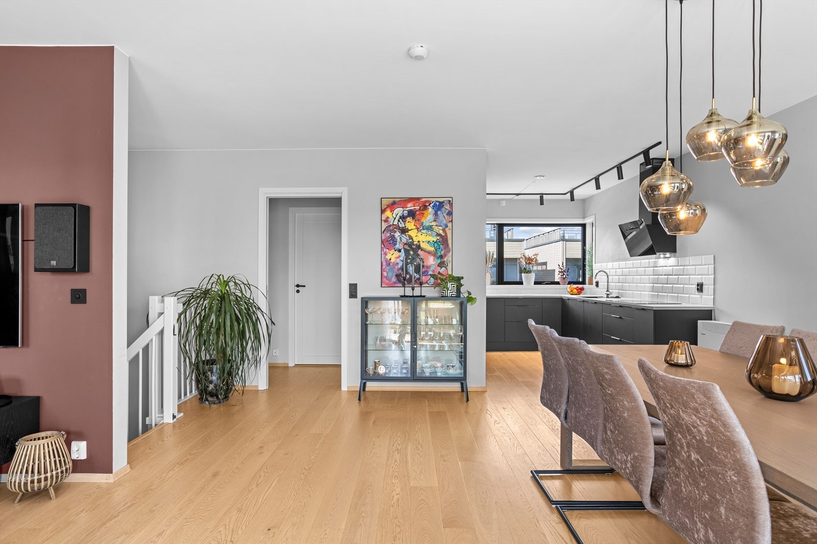 Åpen løsning skaper er sosialt rom med plass til gjester. Galleribilde