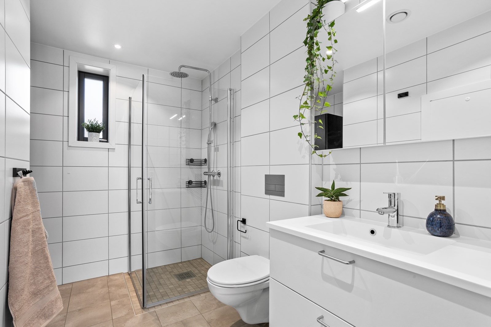 Ved entreen ligger to stk delikat baderom. Begge bad har flislagte overflater, gulvvarme, downlights og balansert ventilasjon. Galleribilde