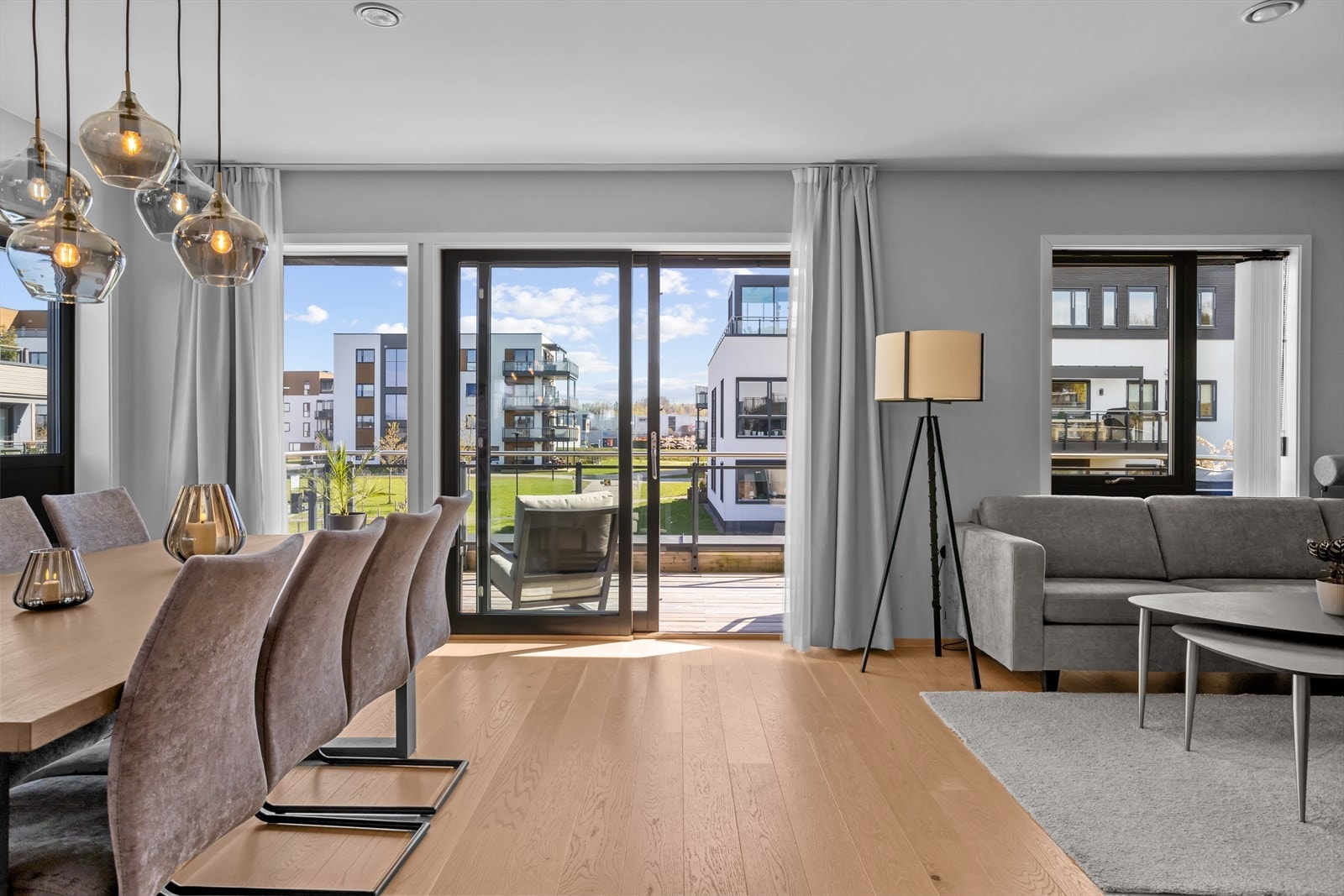 Det er utgang til den største balkongen via skyvedør -et fint sted å plassere spisebord og grill. Galleribilde