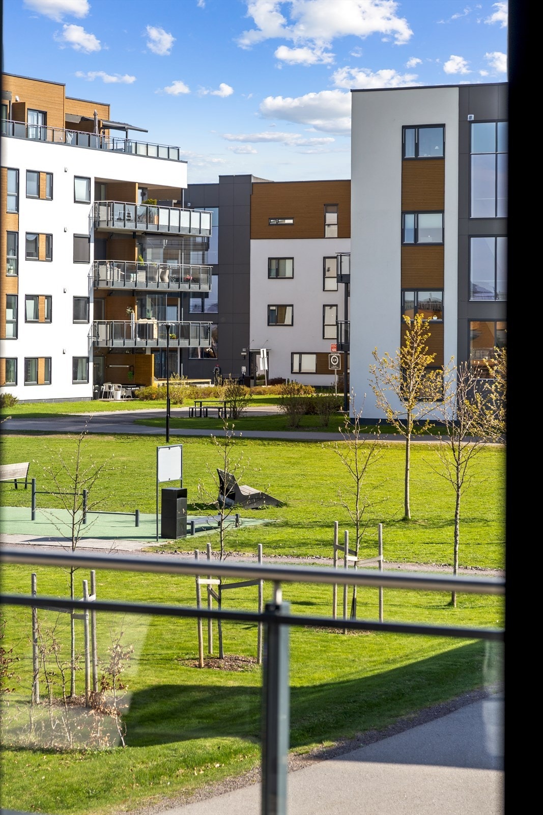 Utsyn mot fellesområde og lekeplass. Galleribilde
