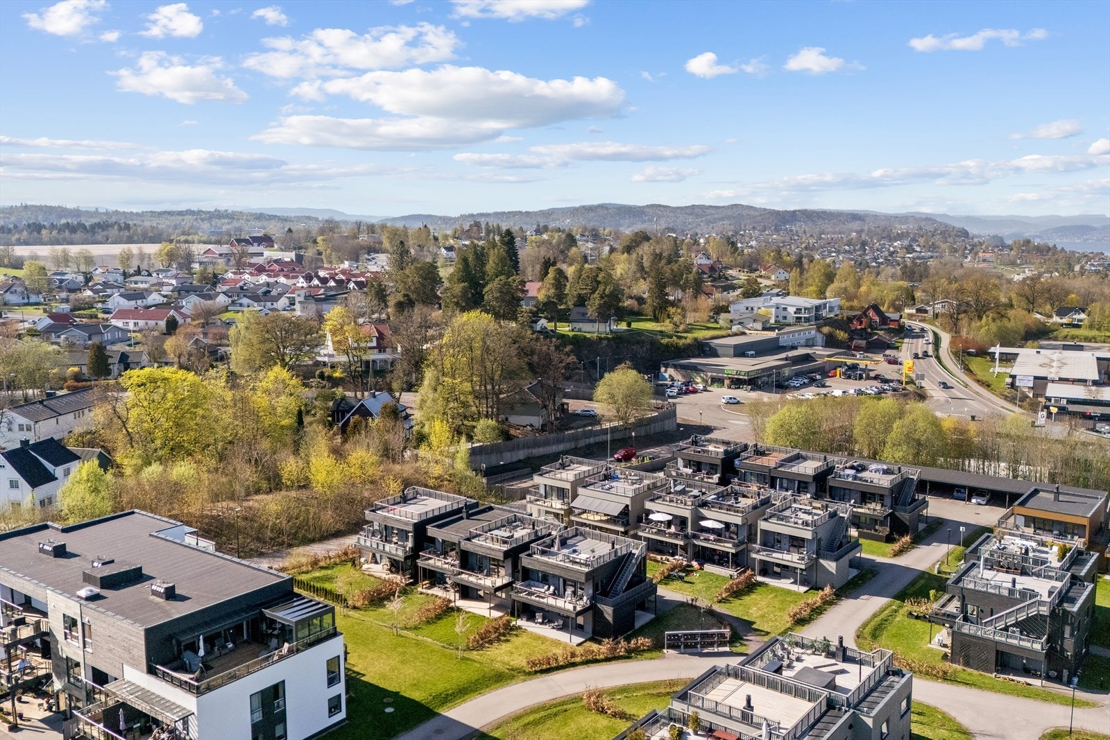 Det er kort vei til skole, barnehage, butikker og buss. Galleribilde