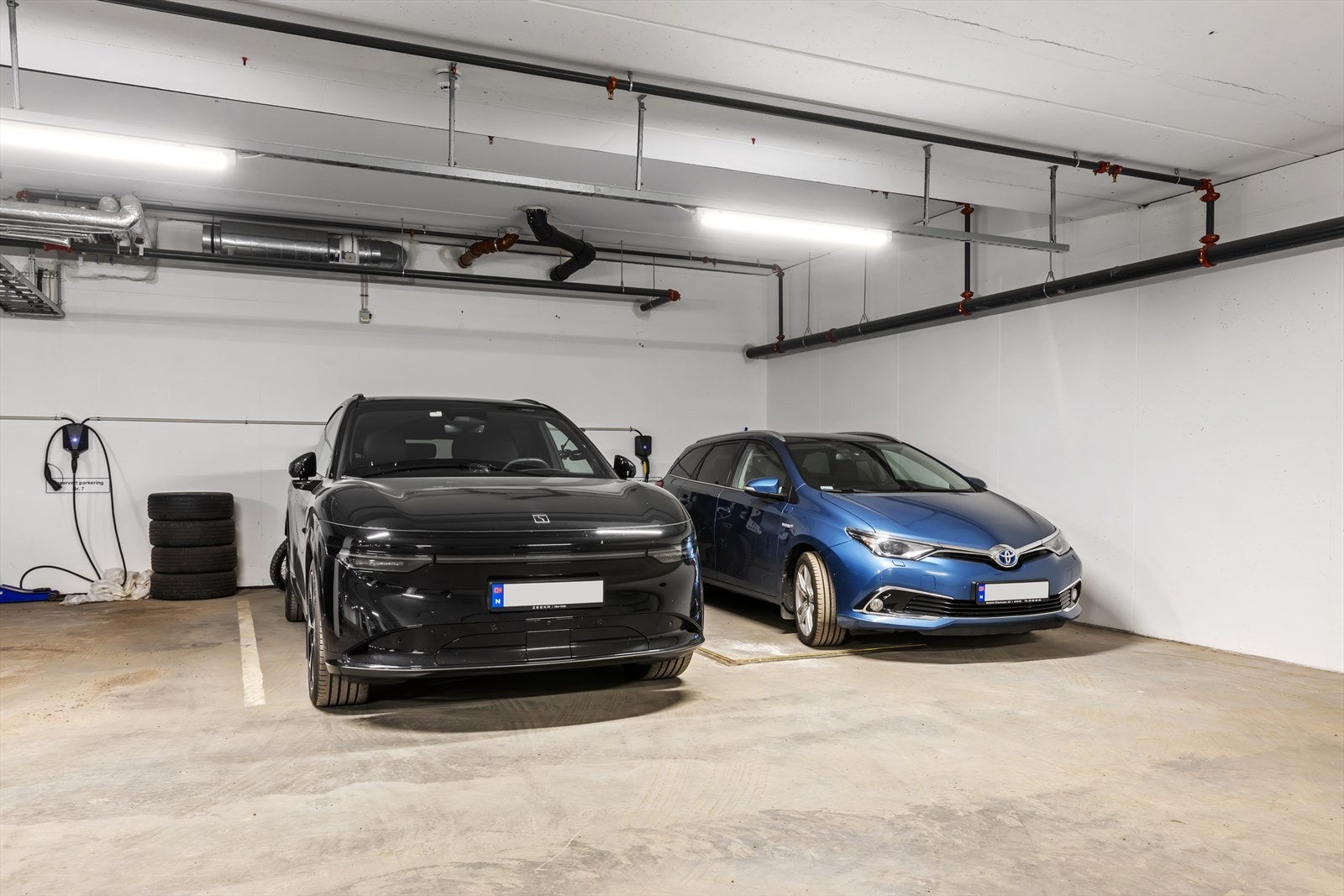 Det medfølger garasjeplass i låst kjelleranlegg. Selger har i dag 2 parkeringsplasser ved siden av hverandre og 2 boder som er slått sammen til 1 stor bod. Den ekstra parkeringsplassen og bodene kan kjøpes mot et tillegg i pris. Galleribilde