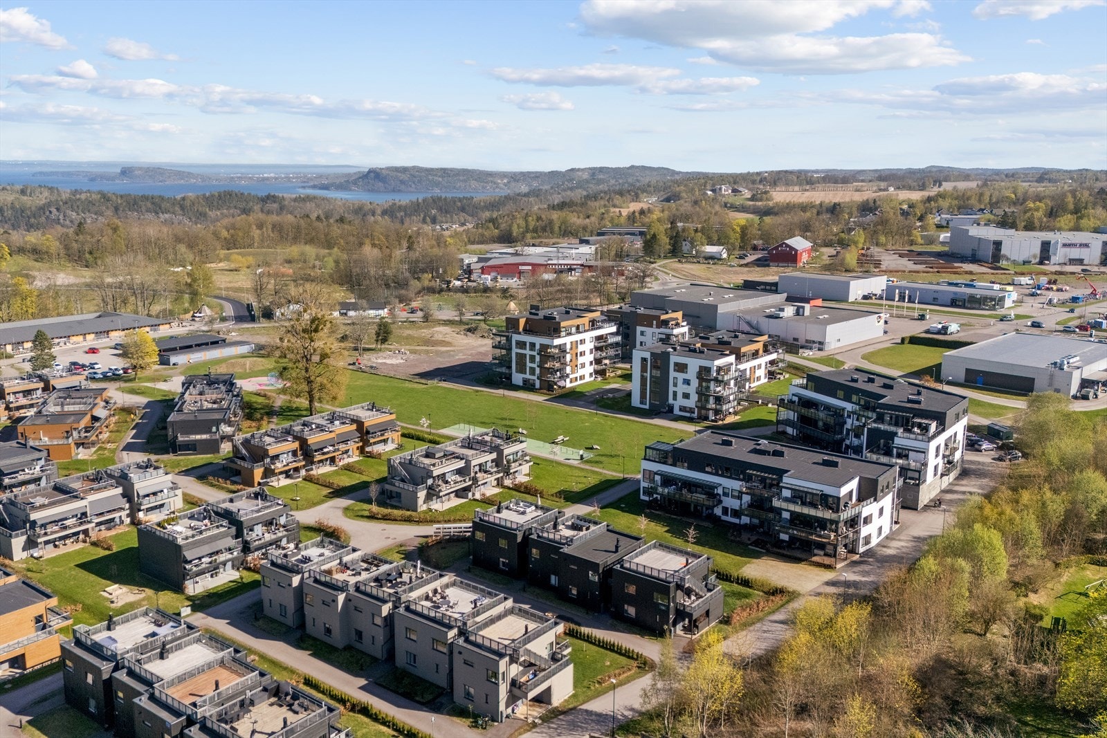 Området er meget fint tilpasset familielivet, med store fellesområder og lekeplass. Galleribilde
