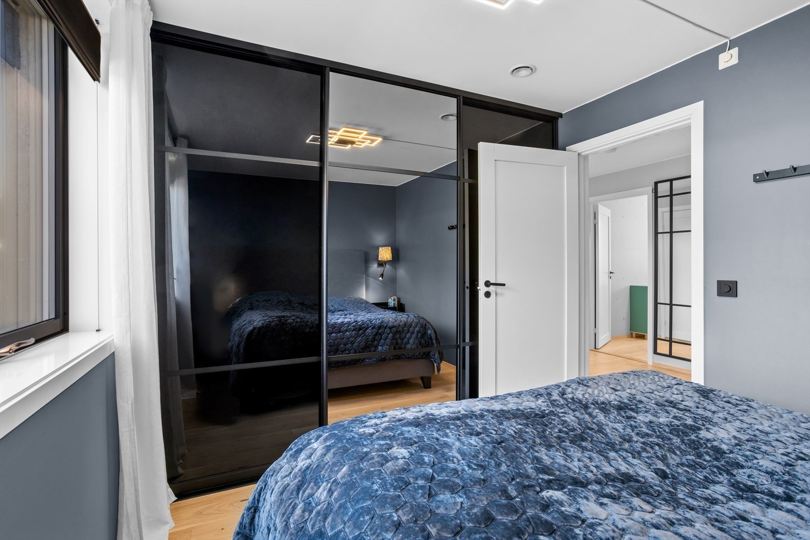 Det er montert skyvedørsgarderobe som medfølger. Galleribilde