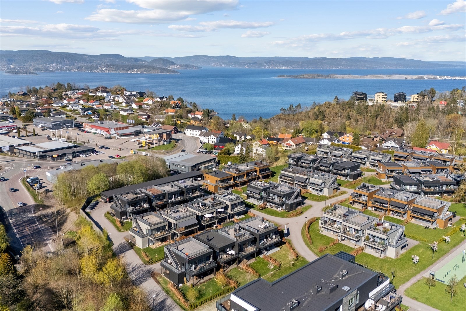 Boligen ble oppført i 2022 og ligger på et nyere og fint beliggende boligfelt med kort vei til alt du behøver i hverdagen. Galleribilde