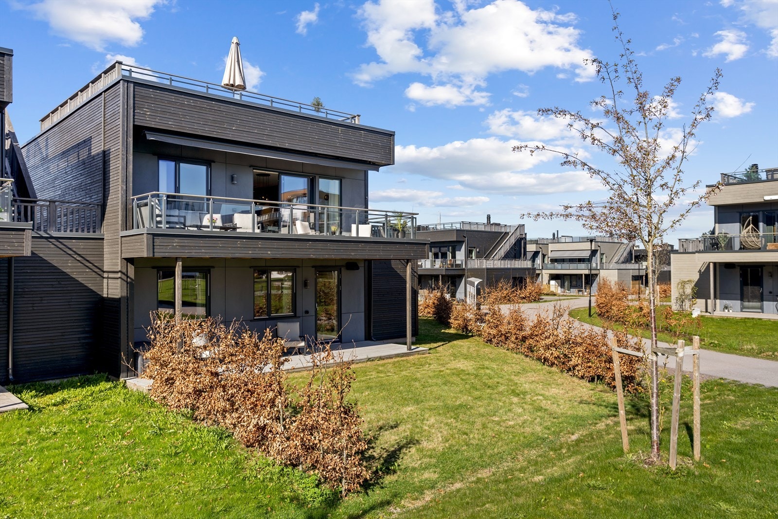 Eiendommen ligger fint til på feltet med hjørnetomt som gir ekstra hage. Galleribilde