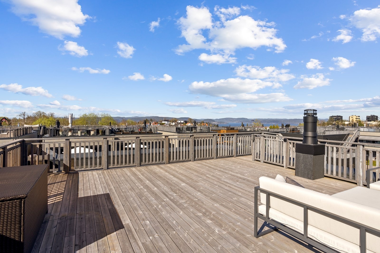 Her er det trygt plass til hele familien med mulighet for lounge, solsenger og plaskebasseng til de minste. Galleribilde