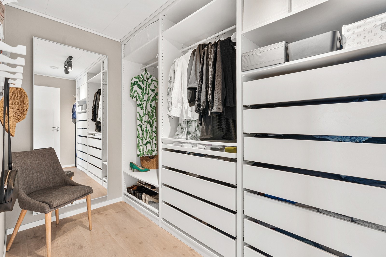 I denne etasjen er det laget til et eget walk-in closet - perfekt for oppbevaring av klær til hele familien. Galleribilde