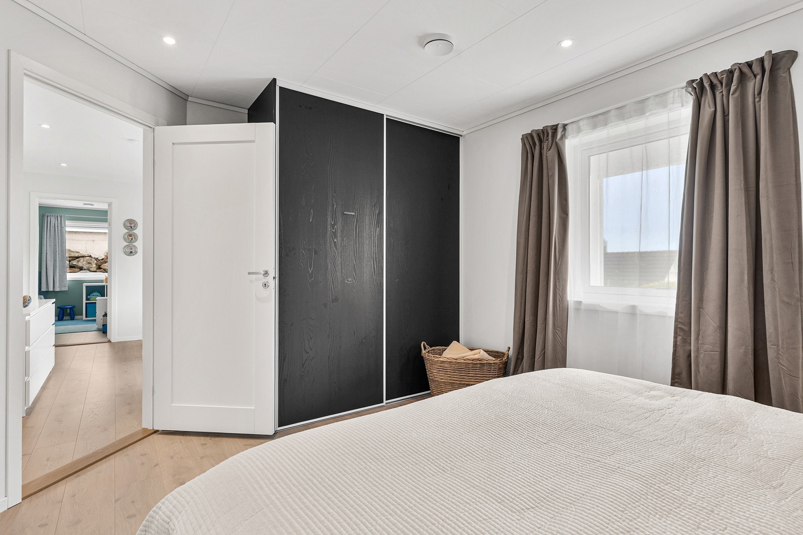 Soverommet er av god størrelse og det er god plass til oppbevaring i skyvedørsgarderobe. Galleribilde