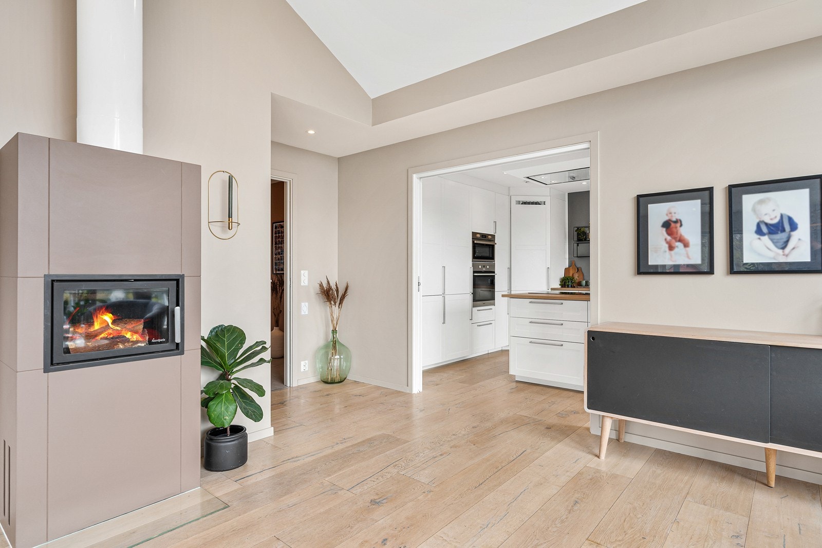 Vedovnen i stuen er perfekt for kalde dager og er et nydelig smykke til stuen. Galleribilde