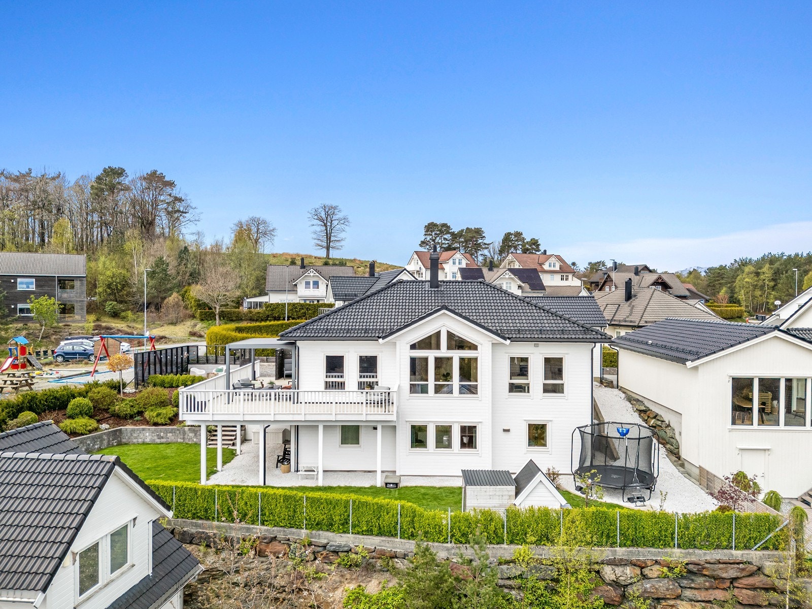 En perfekt og herskapelig familiebolig med nydelig uteområde! Galleribilde