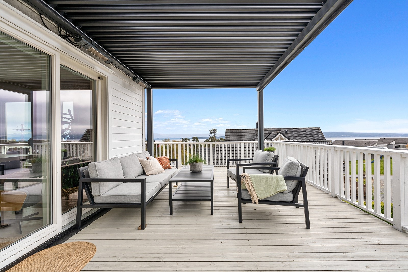Deler av terrassen er overbygget med pergola - perfekt for å kunne skjerme seg for vær og vind. Galleribilde