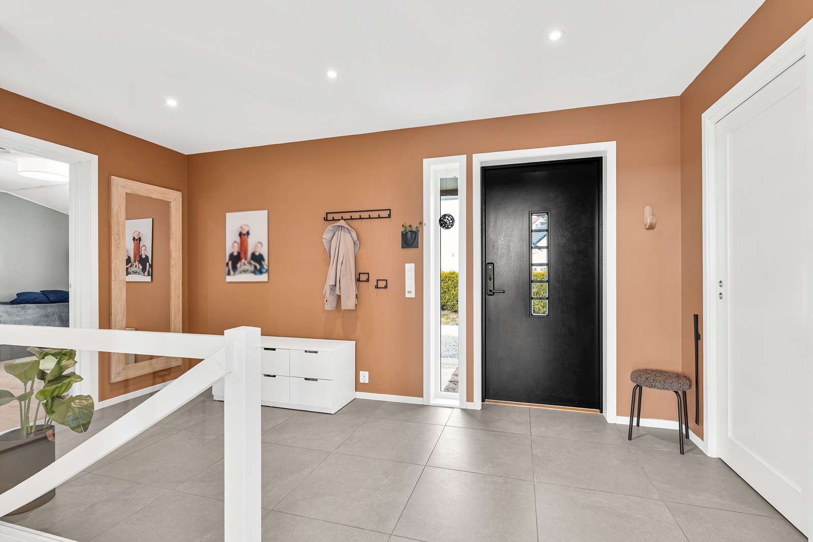 Entréen er stor og innbydene. Her er det også skyvedør videre inn til egen garderobe. Galleribilde