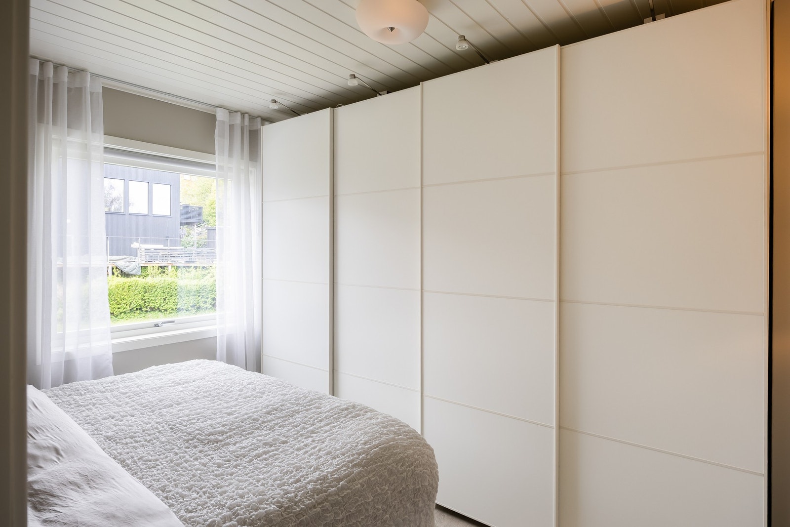 Praktisk skyvedørsgarderobe for rikelig med oppbevaringsplass. Galleribilde