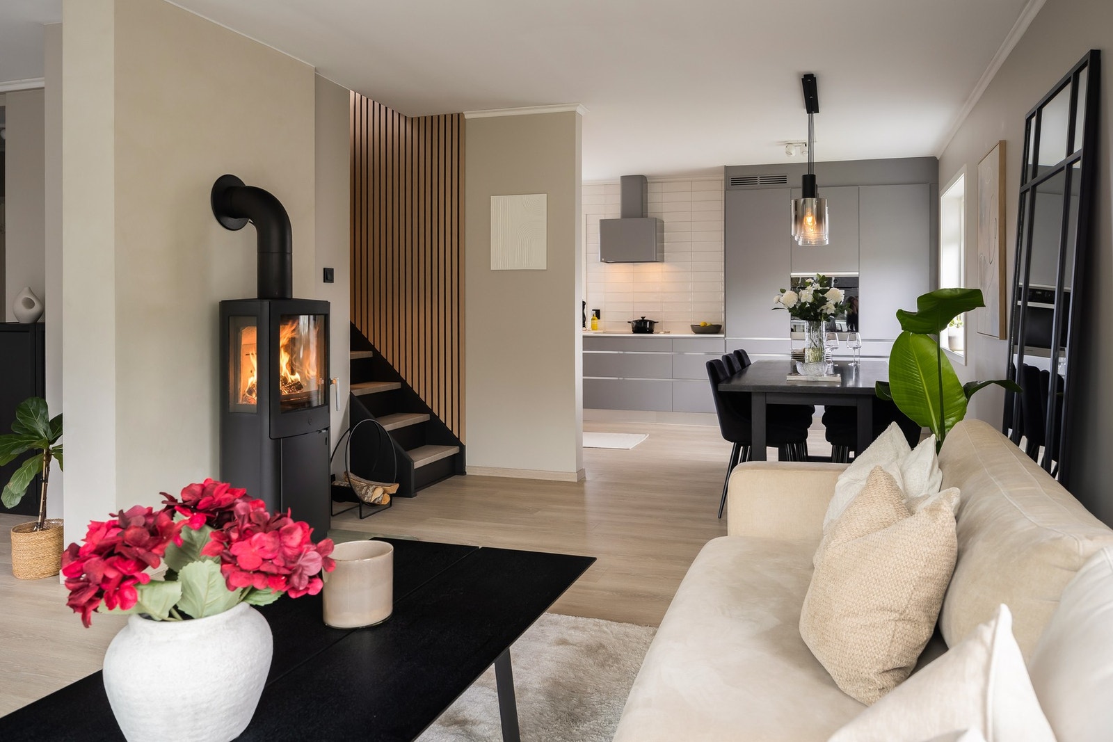 Leiligheten har en praktisk og godt utnyttet planløsning som fordeler seg over 2.etasje og loft. Galleribilde