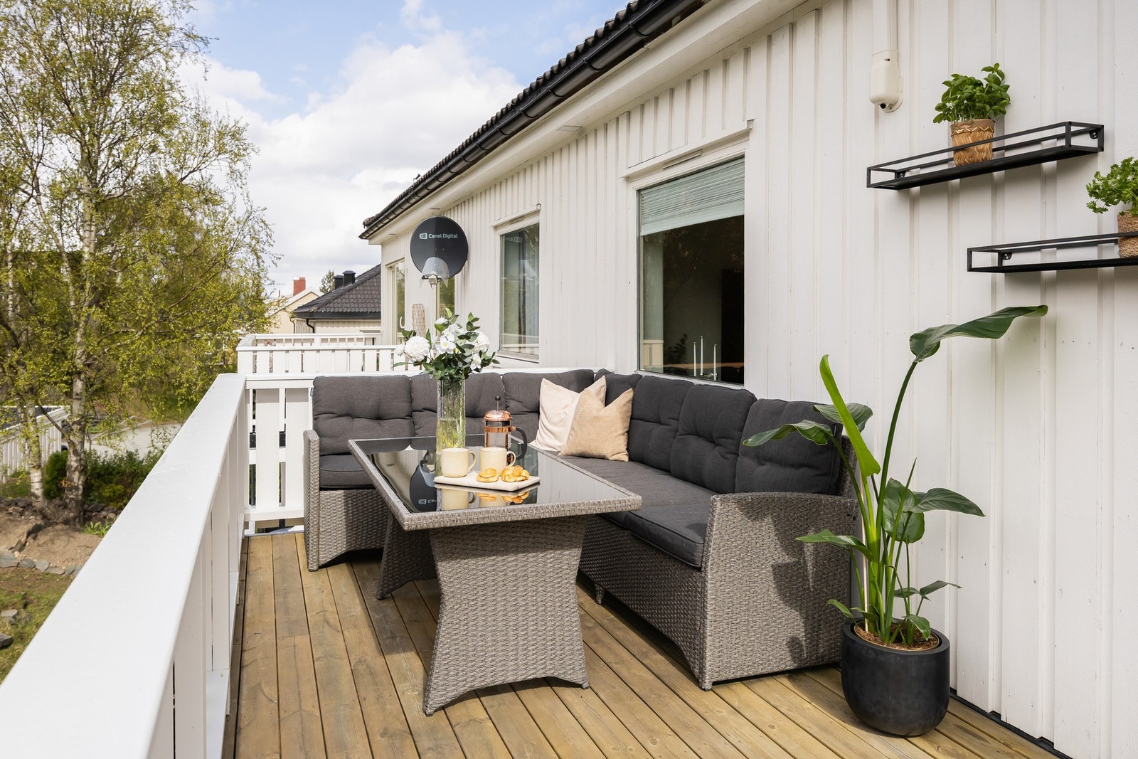 Her har man rikelig med plass for utemøbler og man vender ut mot grønne og rolige omgivelser. Galleribilde