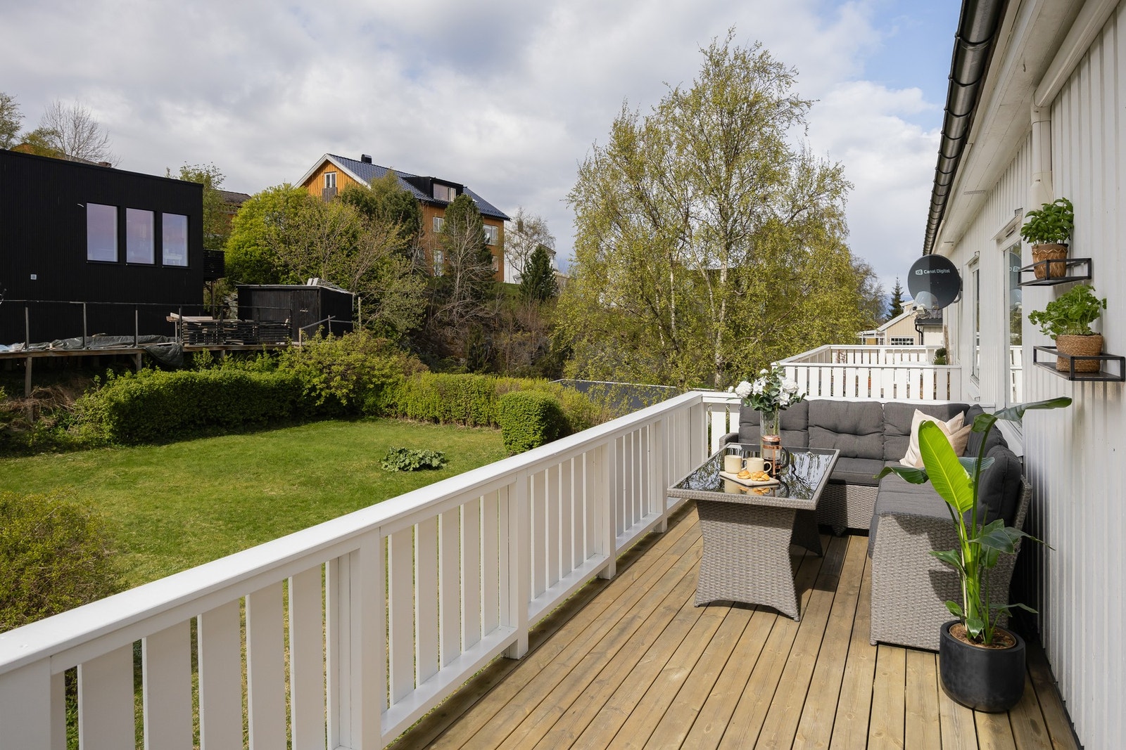 Beliggenheten mot vest fører til gunstige solforhold store deler av dagen. Sommerstid har man sol frem til kl.21 på verandaen. Galleribilde