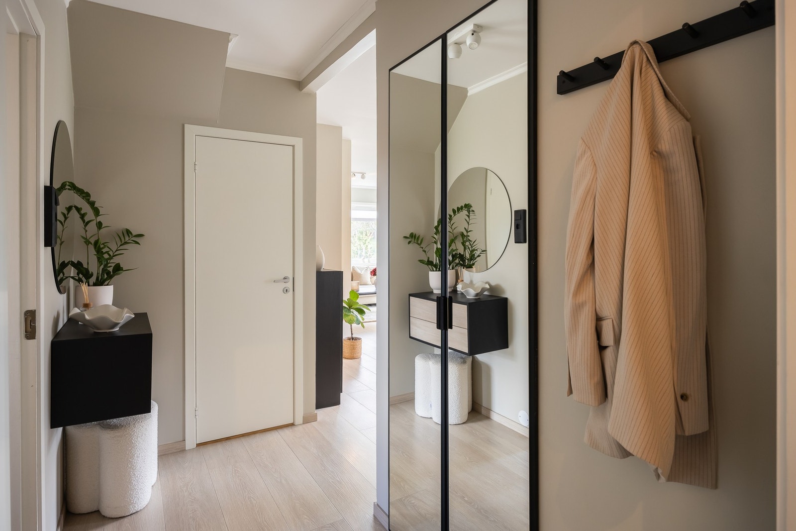 Fra boligens entré har man direkte adgang til bod og bad. Galleribilde