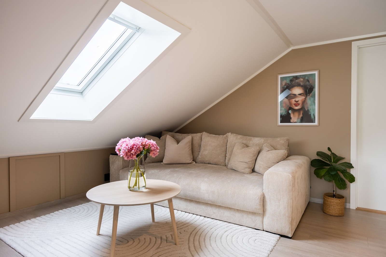 Lyst og luftig loft med gode vindusflater som slipper inn mye lys. Galleribilde