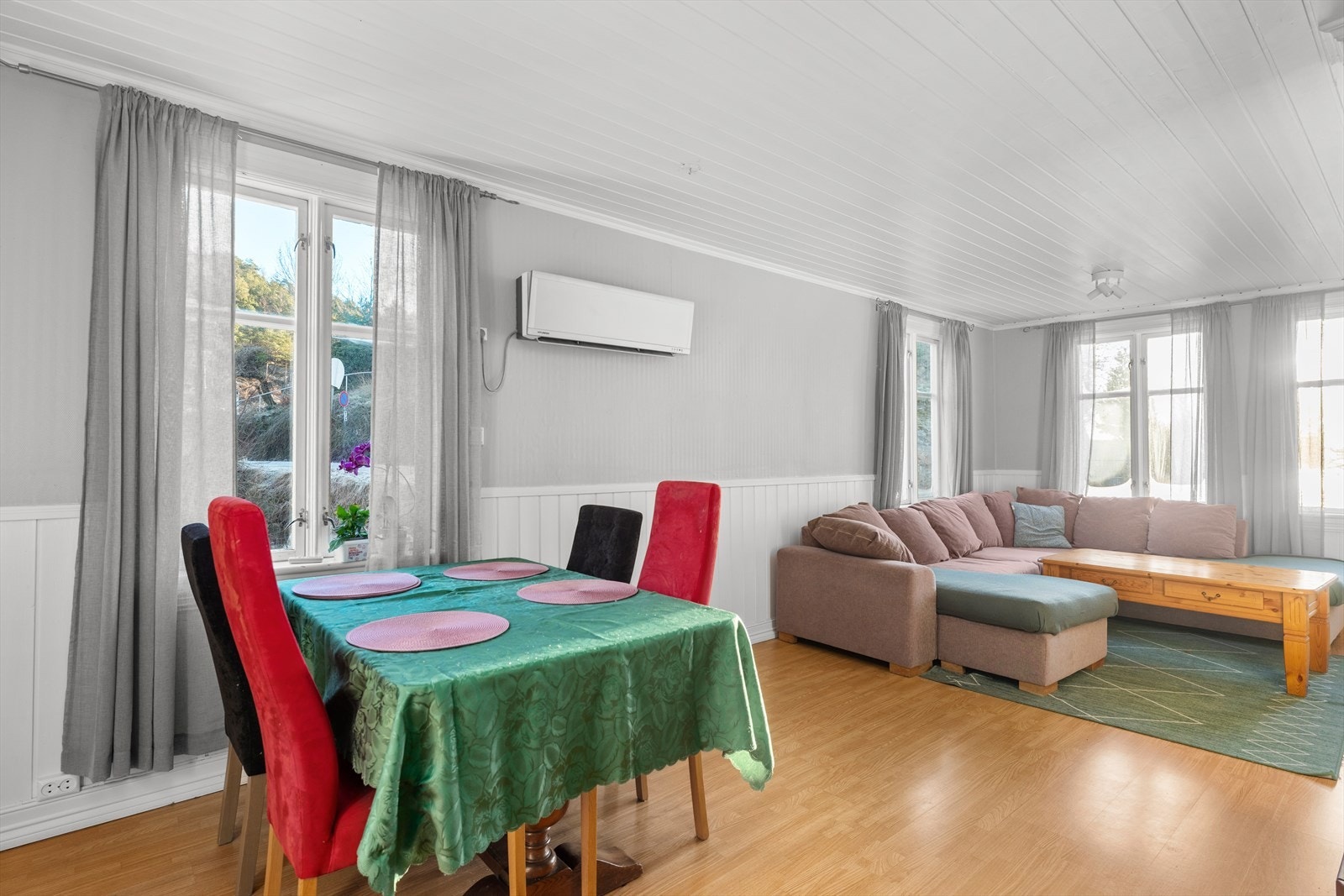 Stue med god plass til møblement Galleribilde