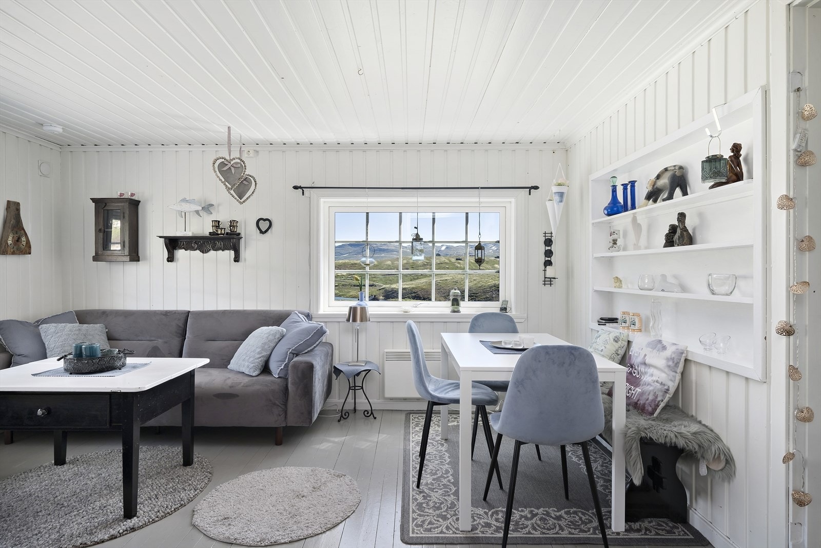 Hytta har ei koselig stova med plass til sittegruppe og sofagruppe. Galleribilde