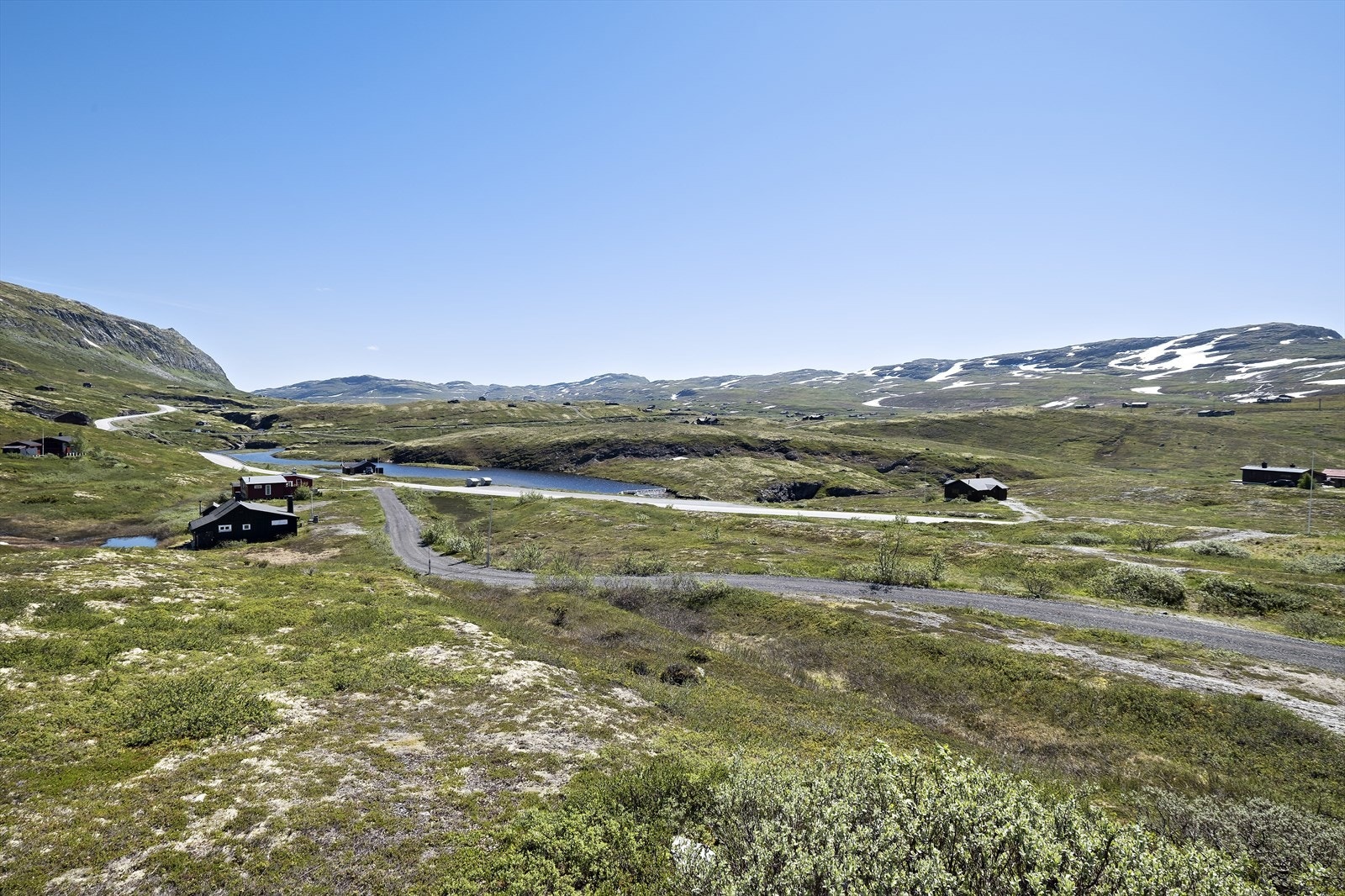 Det er kort veg FV53, samt turterreng og fiskevatn. Galleribilde