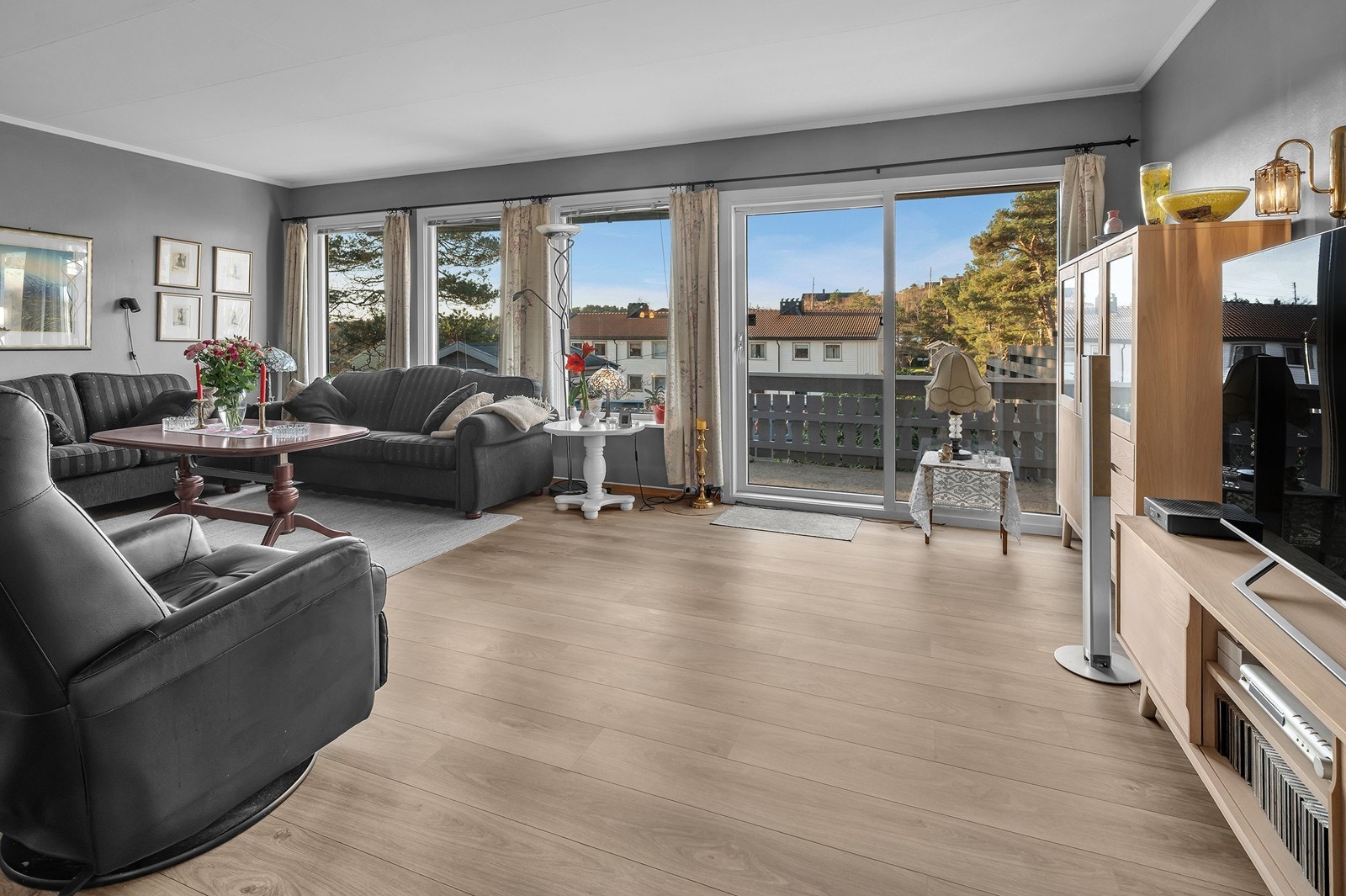 Romslig stue som er helt nymalt i 2025! Store gode vindusflater som tar deg direkte ut på egen terrasse Galleribilde