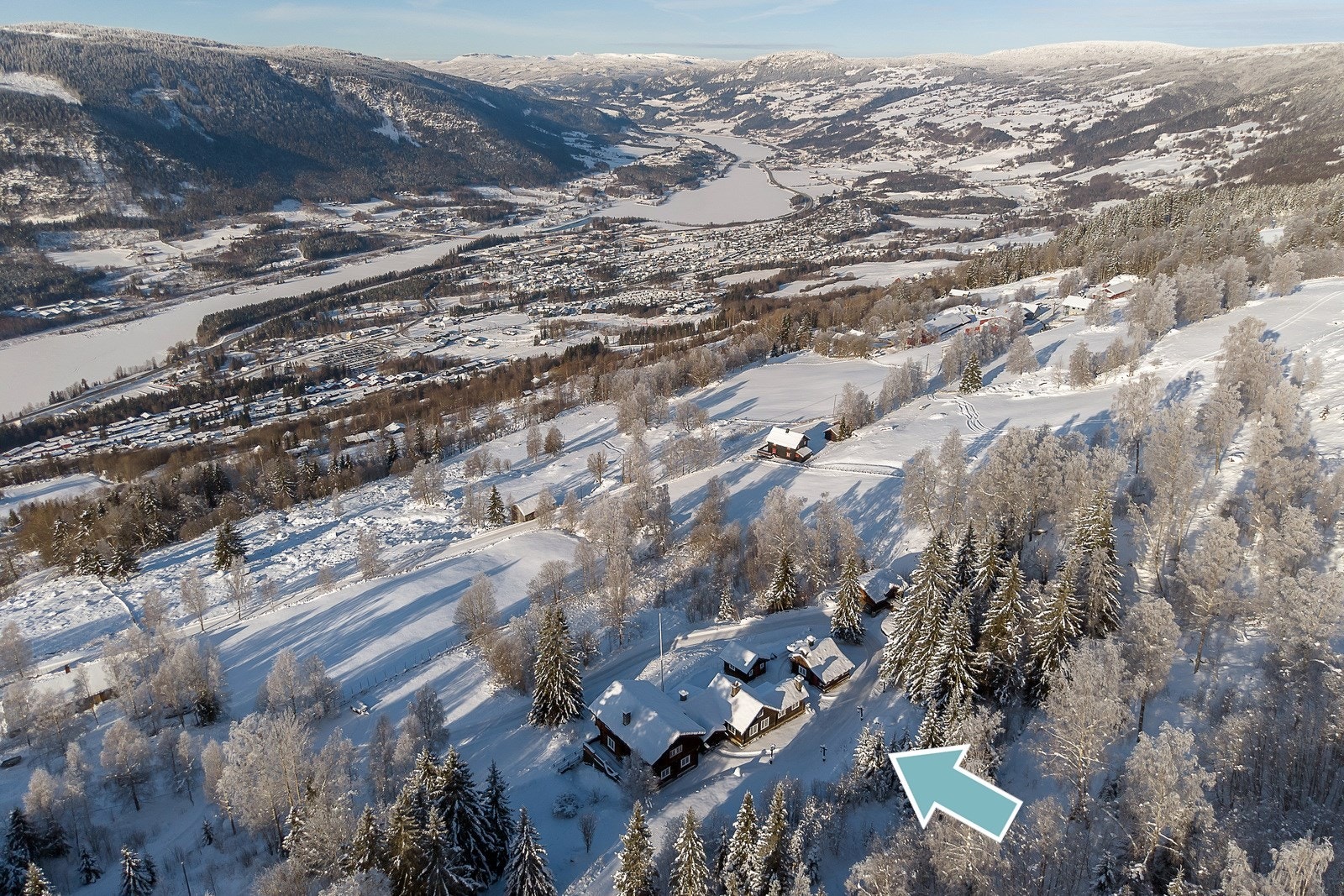 Her bor du i naturskjønne omgivelser, med kort vei til butikker, skoler, langrennsløyper og alpint i Hafjell. Galleribilde