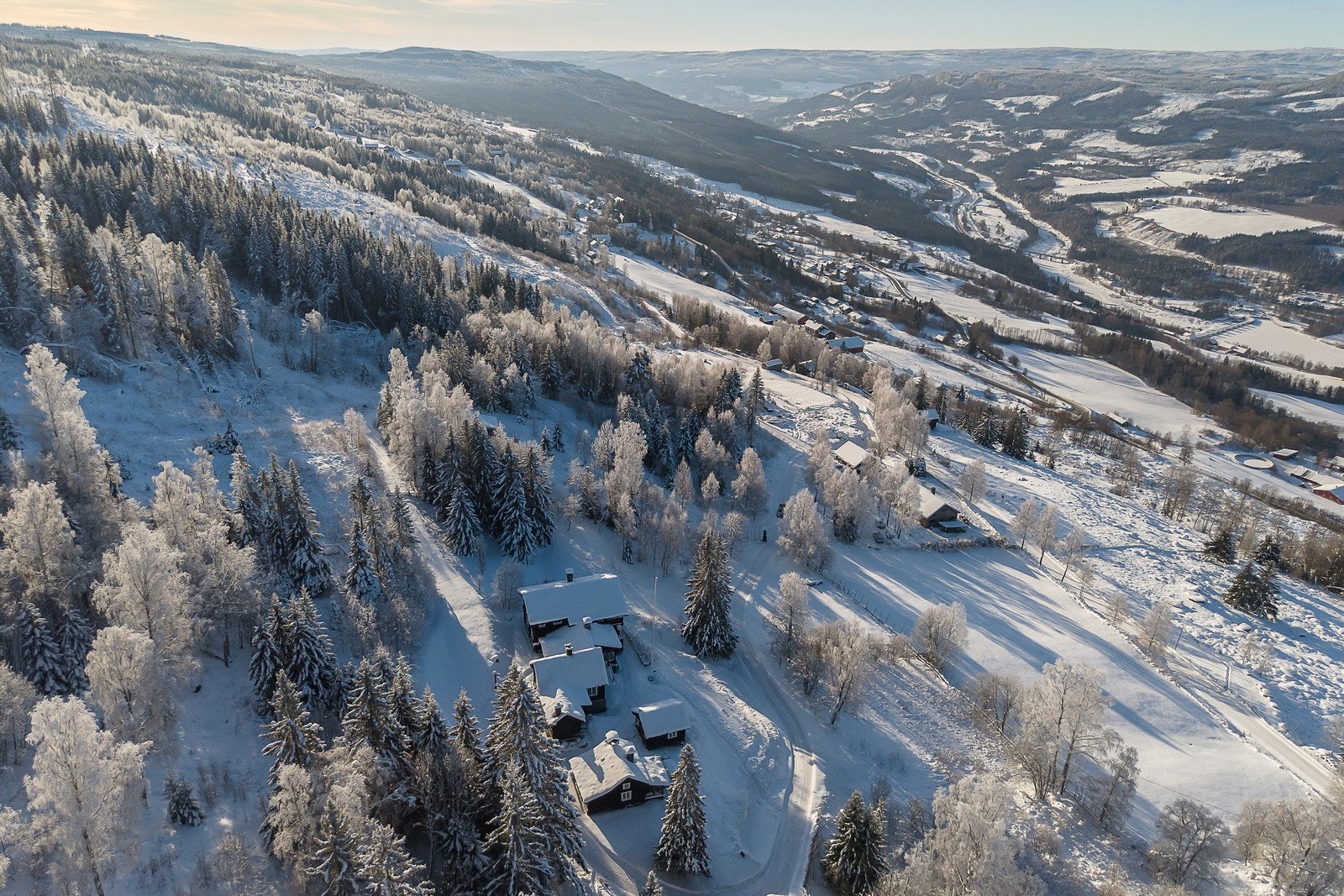 Fantastisk beliggenhet ca 560 moh i midtre del av Hafjell, rett sør for alpinbakkene. Galleribilde